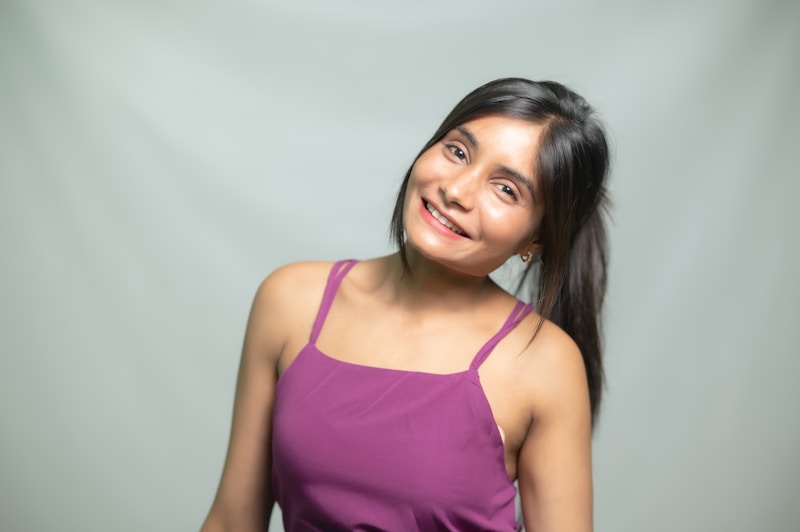 Femme séduisante en haut violet souriante