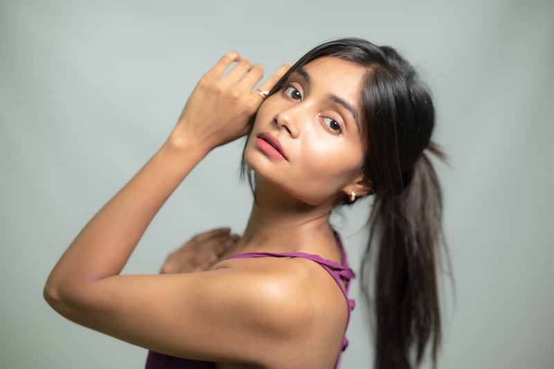 Jeune femme au regard captivant