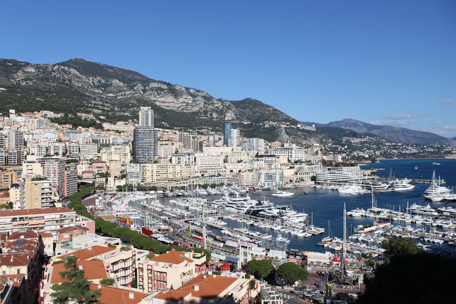 Port et panorama de Monaco sur la Méditerranée.