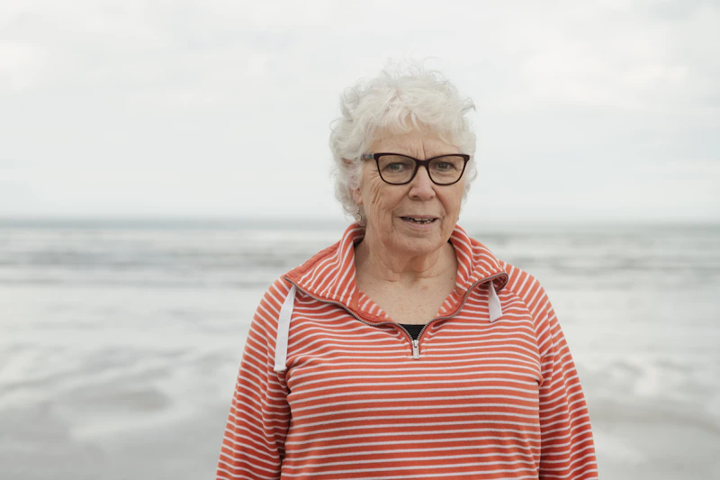 Sugar Mommy colombiana sonríe en la playa