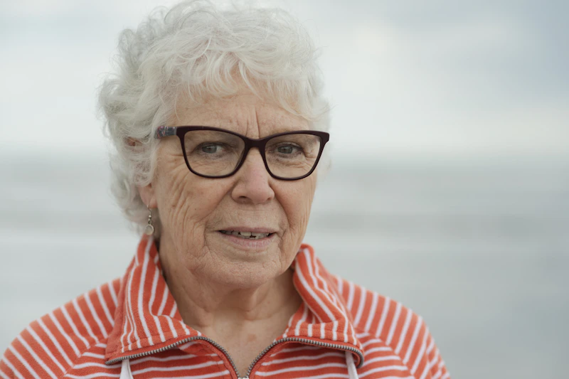 Mujer mayor con sonrisa encantadora
