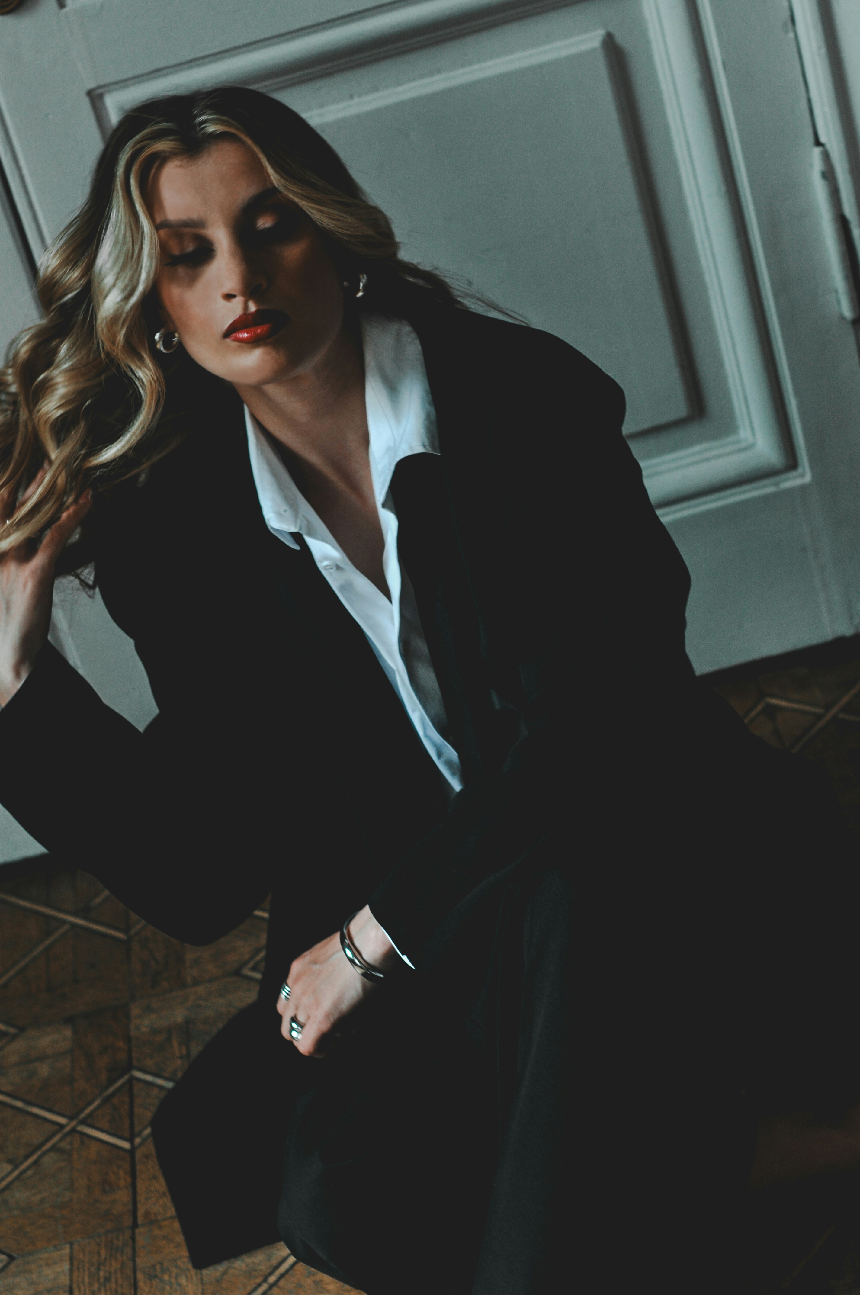 A woman poses in a black suit. photo – Free Fashion Image on Unsplash