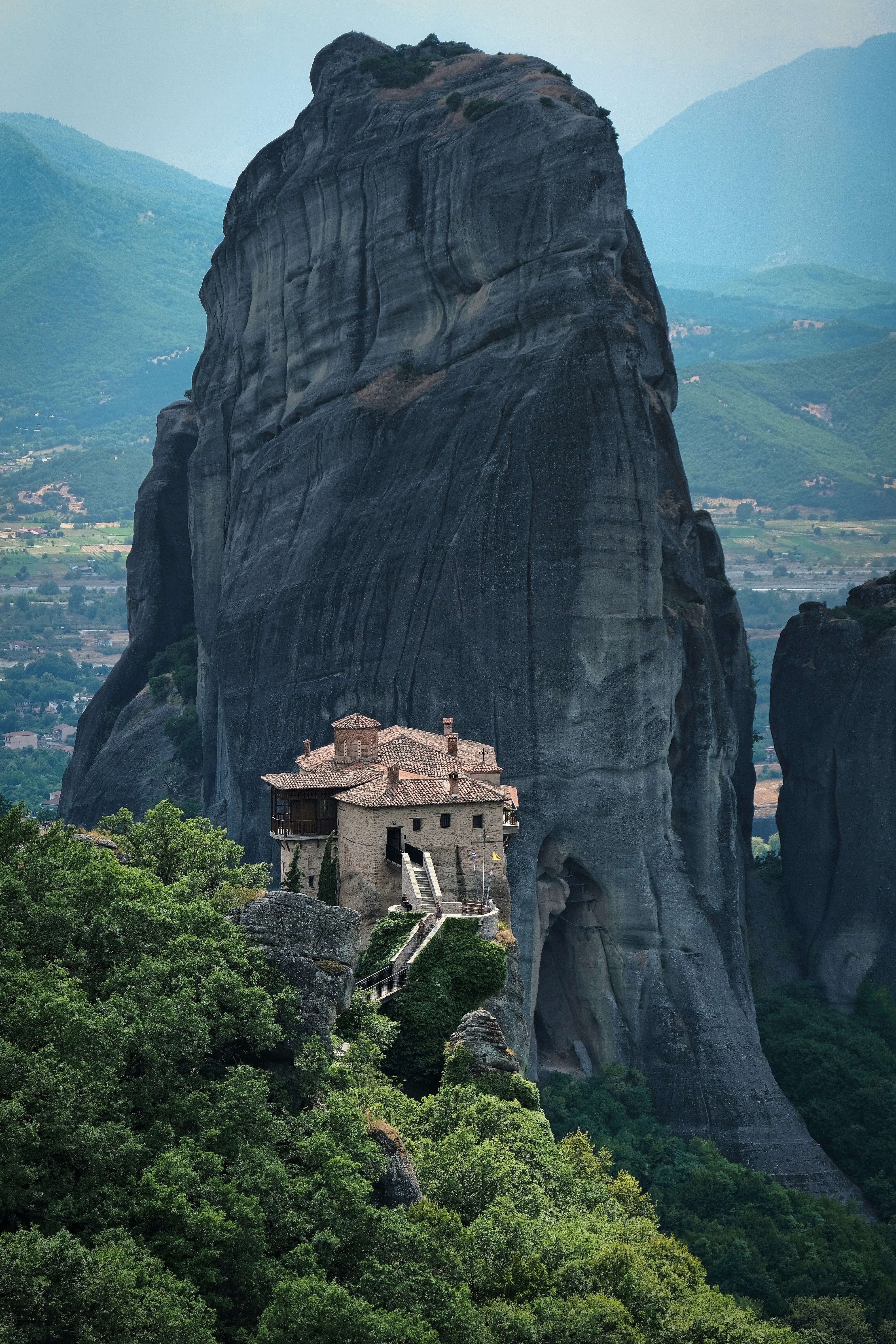 Иллюстративные фотографии: скалы, ущелье и «монастырь в скале» (не обязательно снято именно в Отхаре).