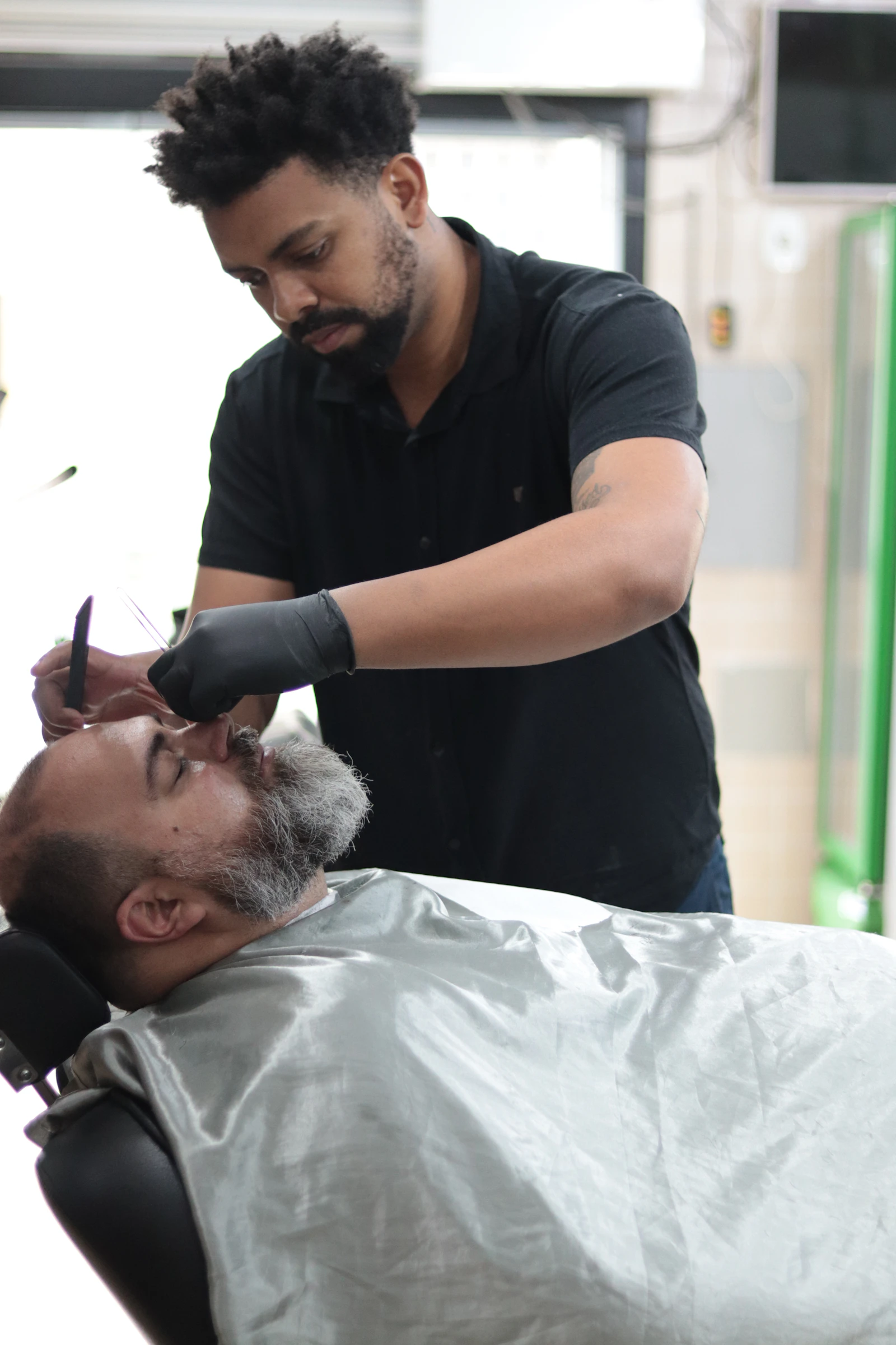 Taille de barbe nette chez Krystal Barbiers