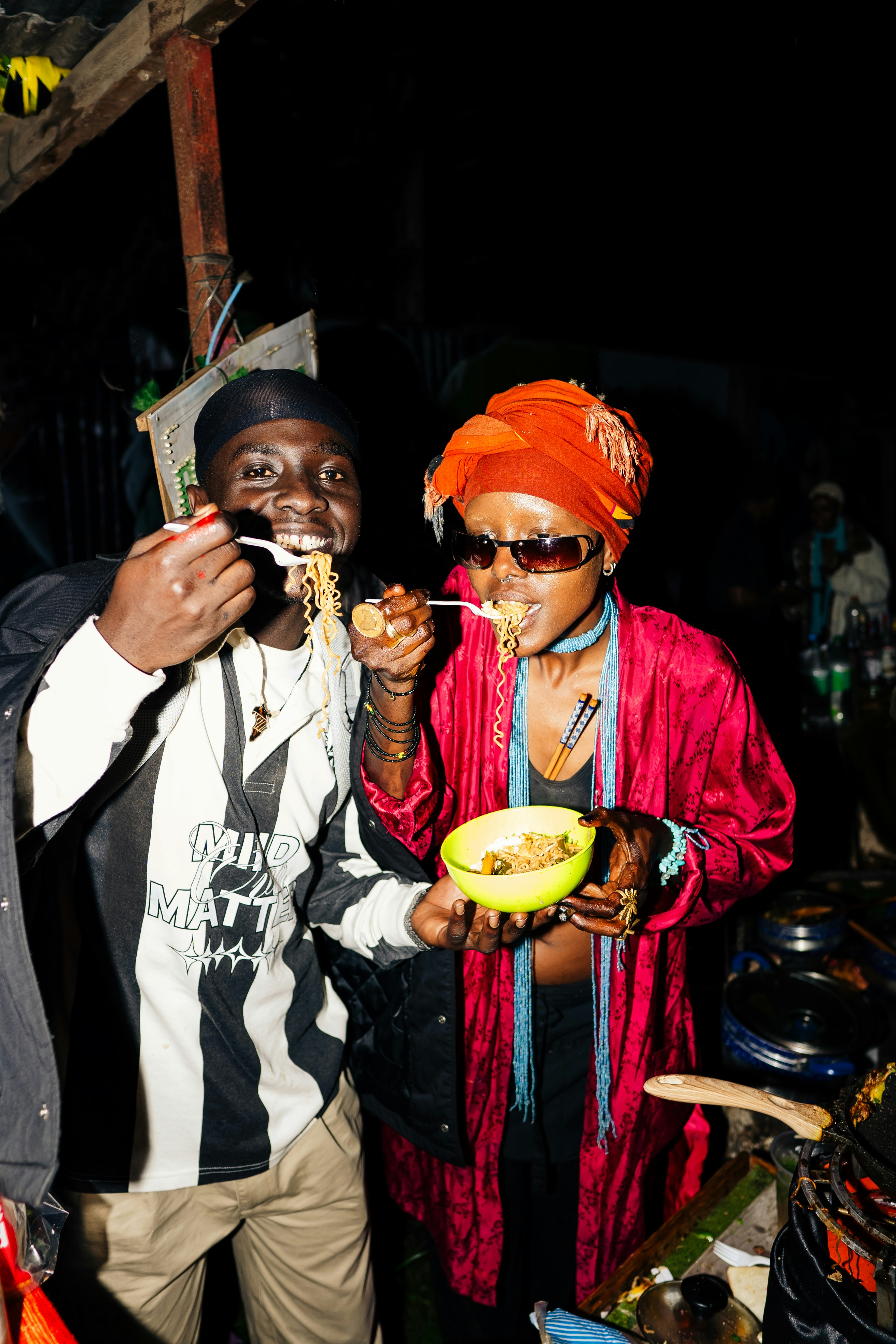 Deux personnes dégustent des nouilles d’un demi-melon.