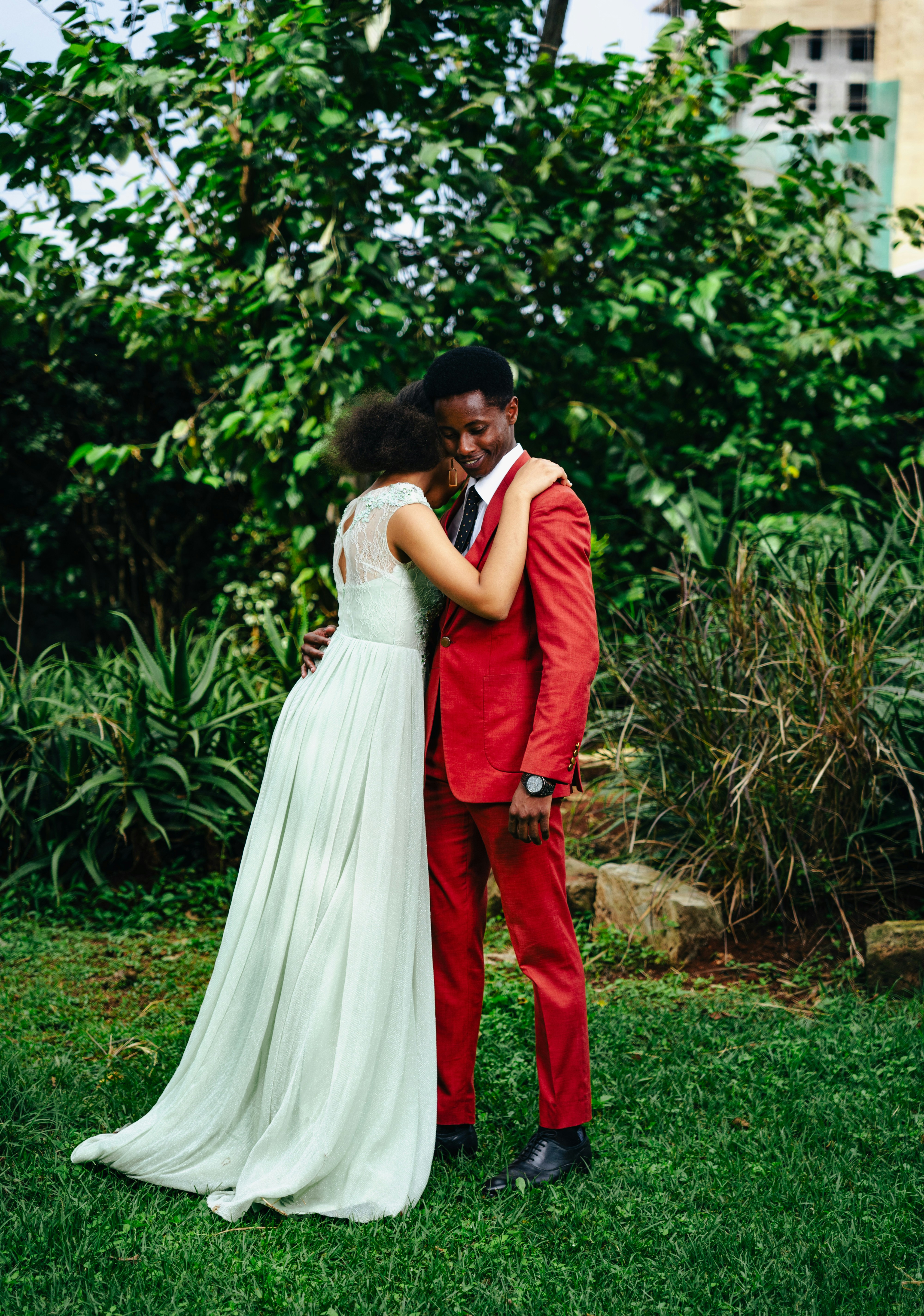 緑豊かな美しい庭園で抱き合うカップル。の写真 – Unsplashの人の無料画像, image size:3000x4272