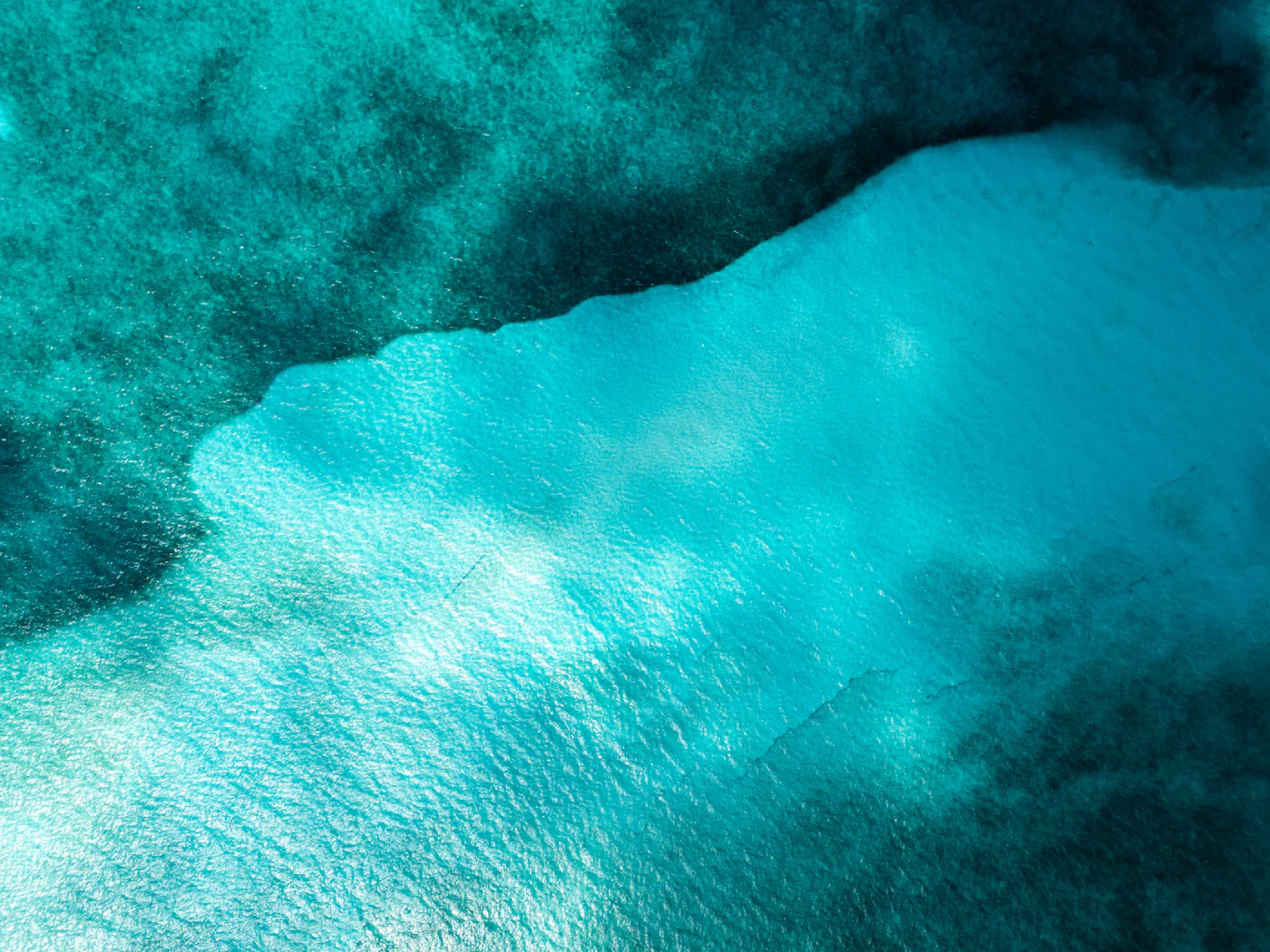 Aguas turquesa del mar Caribe frente a la costa de Cancún, México