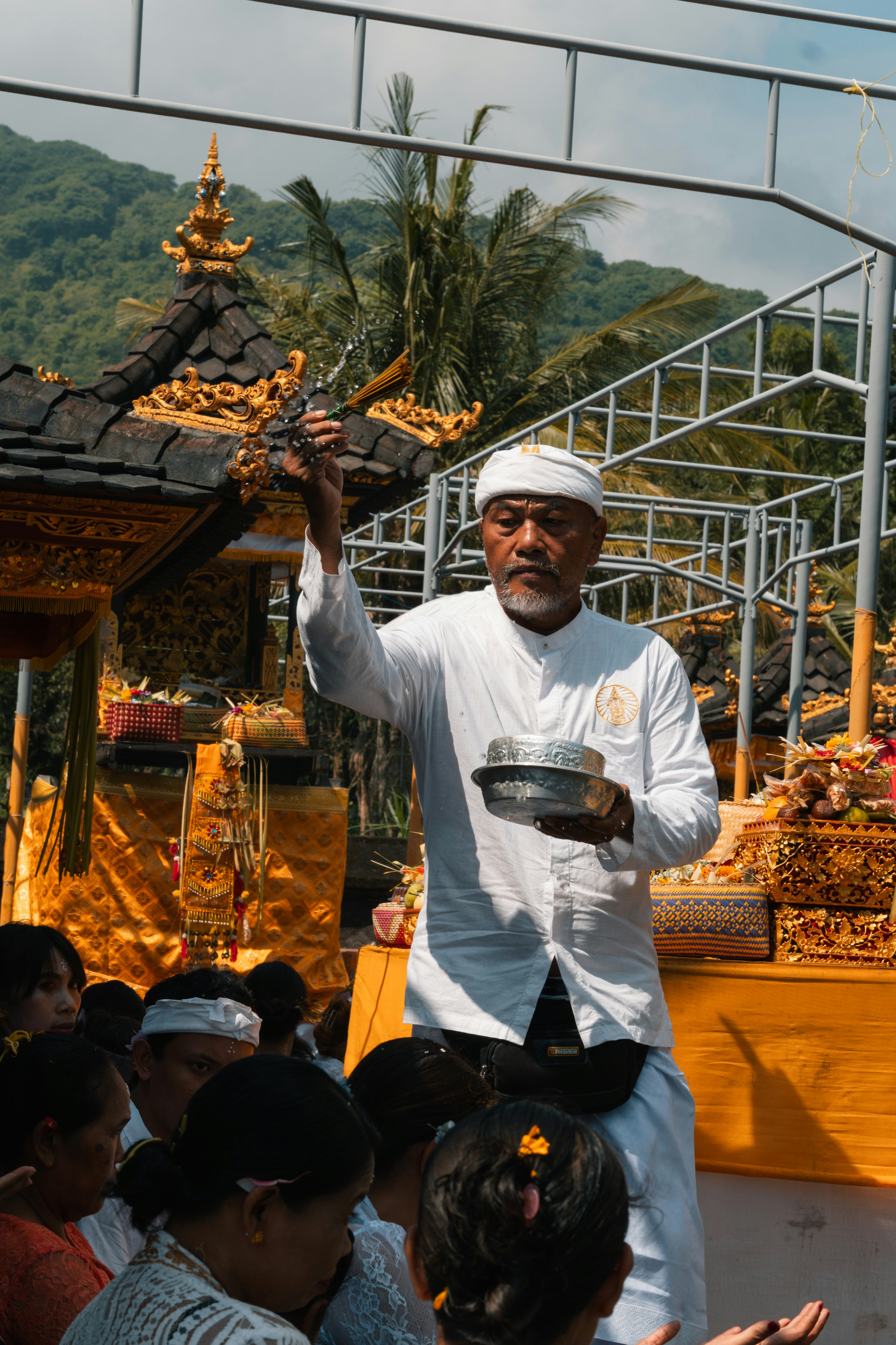 Seorang imam melakukan upacara keagamaan.