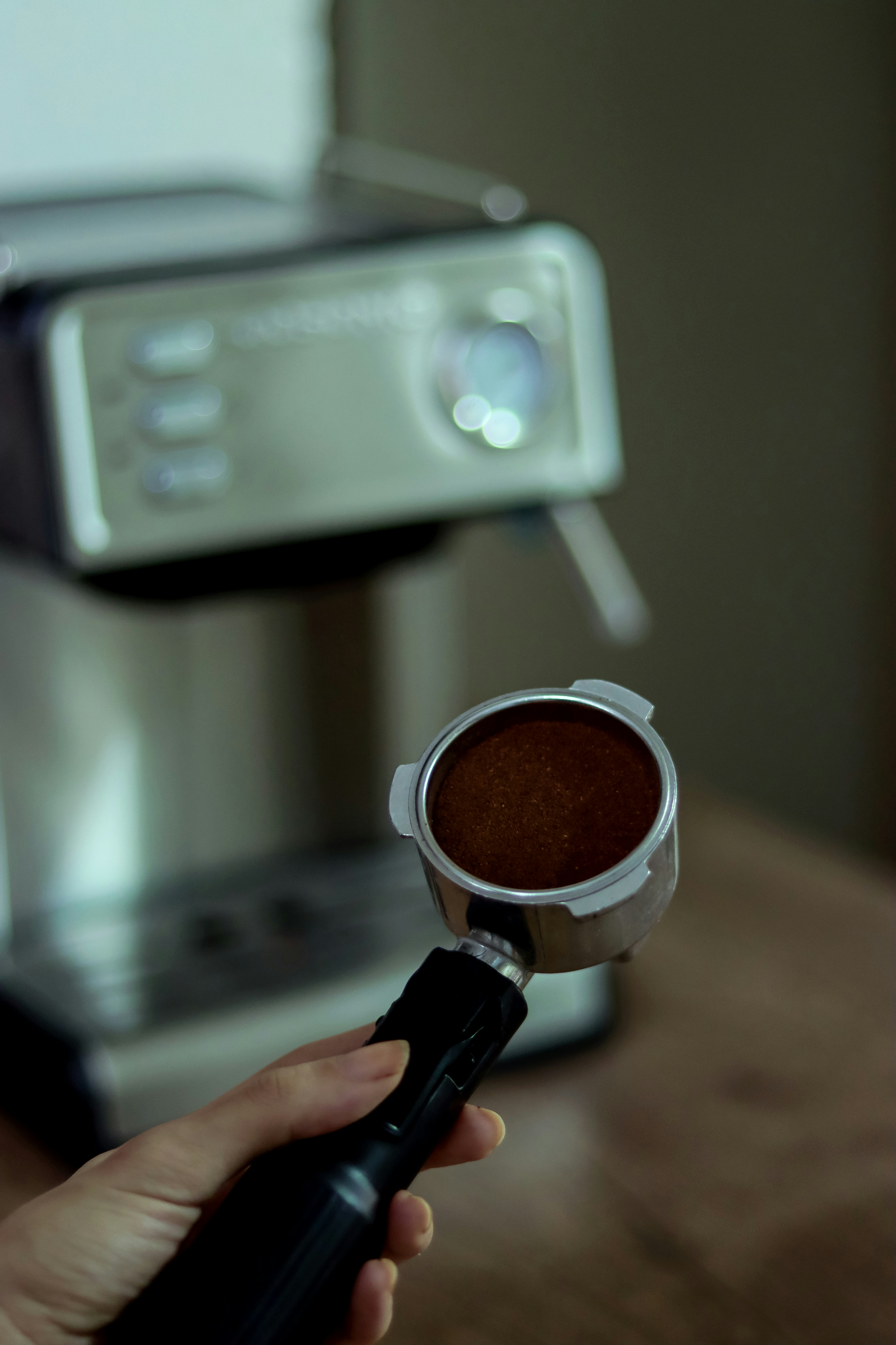 photo-1747405505030-abd377653907?ixid=M3wxMjA3fDB8MXxzZWFyY2h8MjB8fGNvbXBhY3QlMjBzaW5nbGUlMjBzZXJ2ZSUyMGNvZmZlZSUyMG1ha2VyfGVufDB8fHx8MTc2MjQwOTM3OXww\u0026ixlib=rb-4.1.0