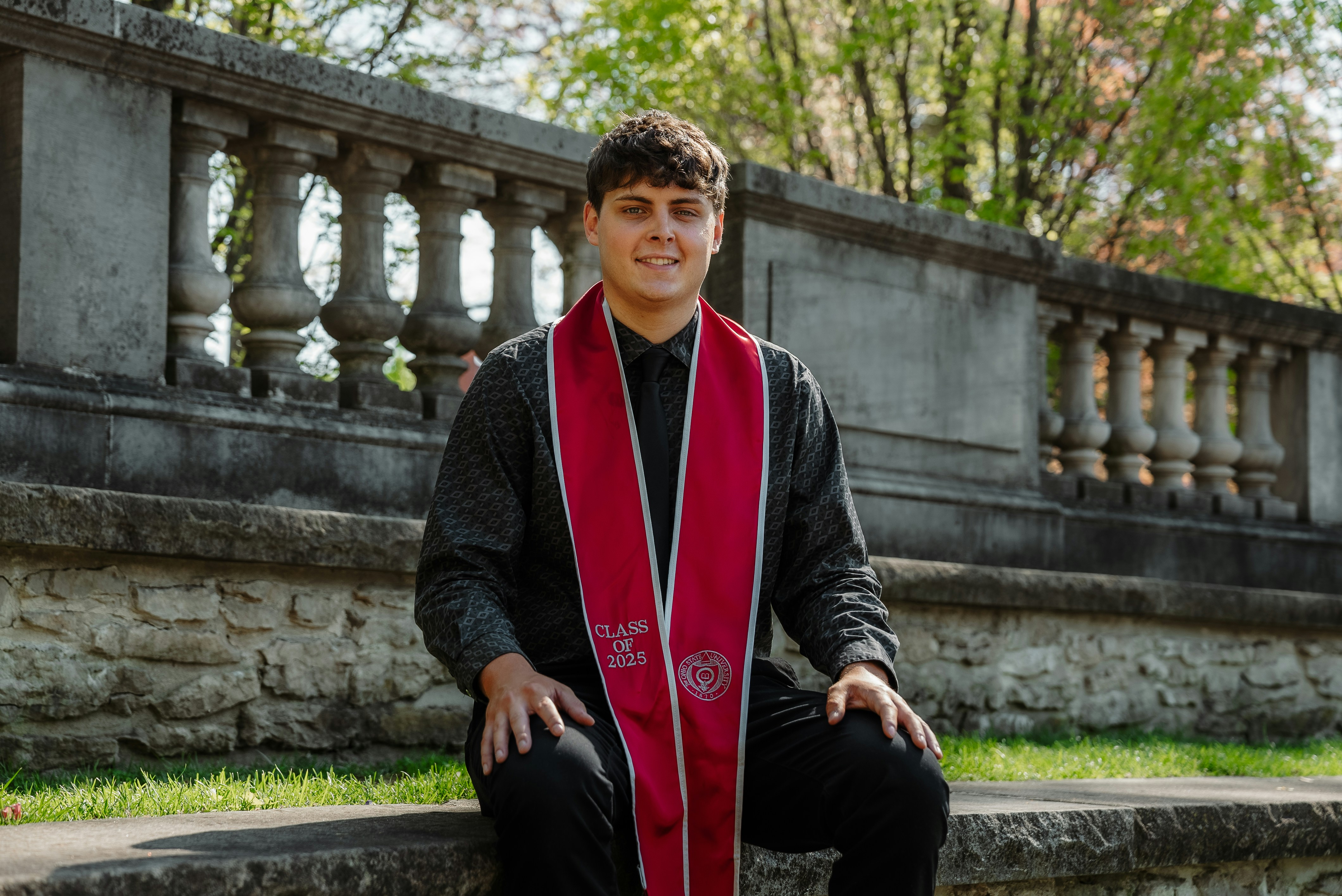 Ein junger Mann posiert stolz für ein Foto.