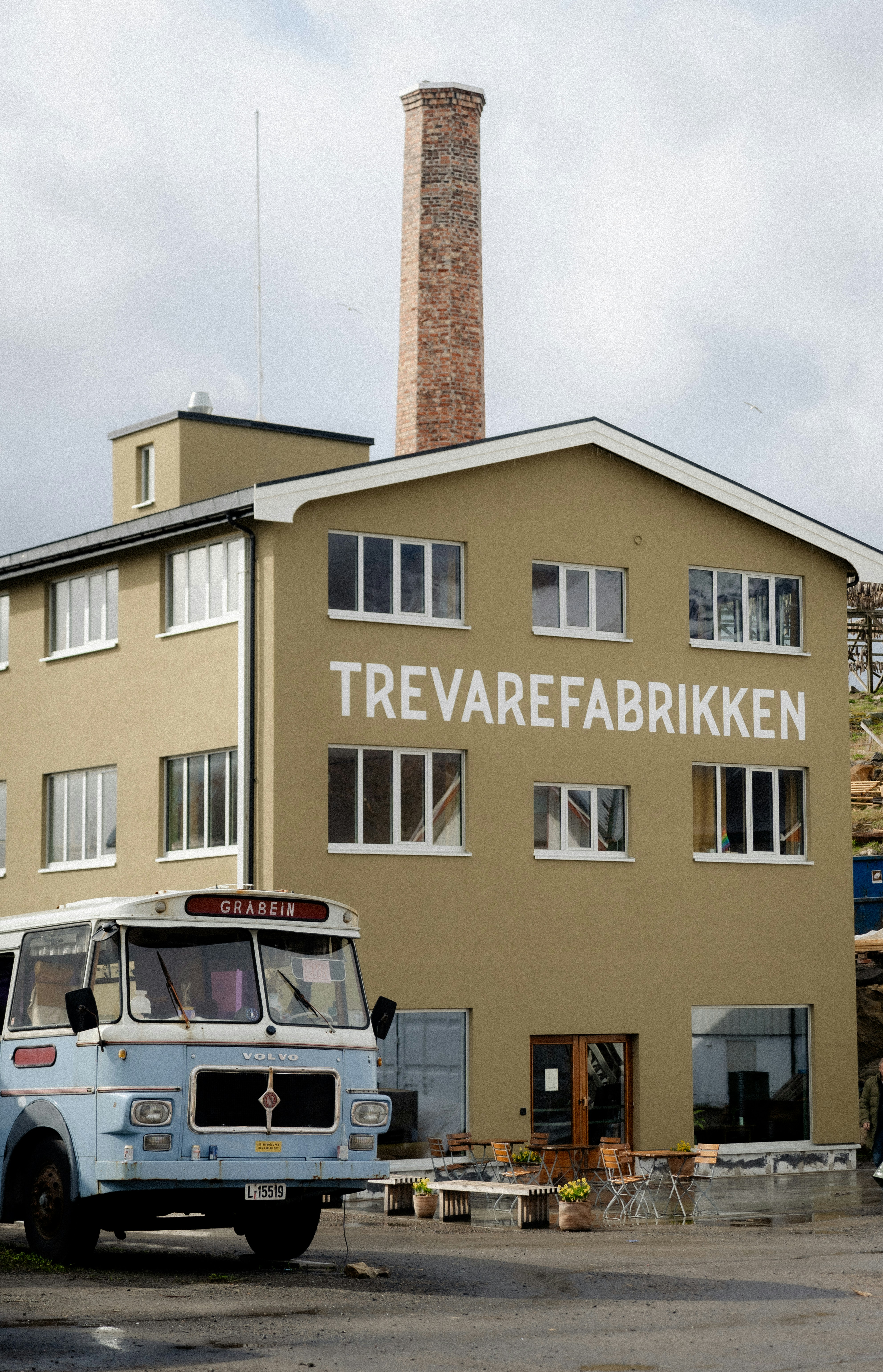 Ein Bus parkt vor einem Fabrikgebäude.