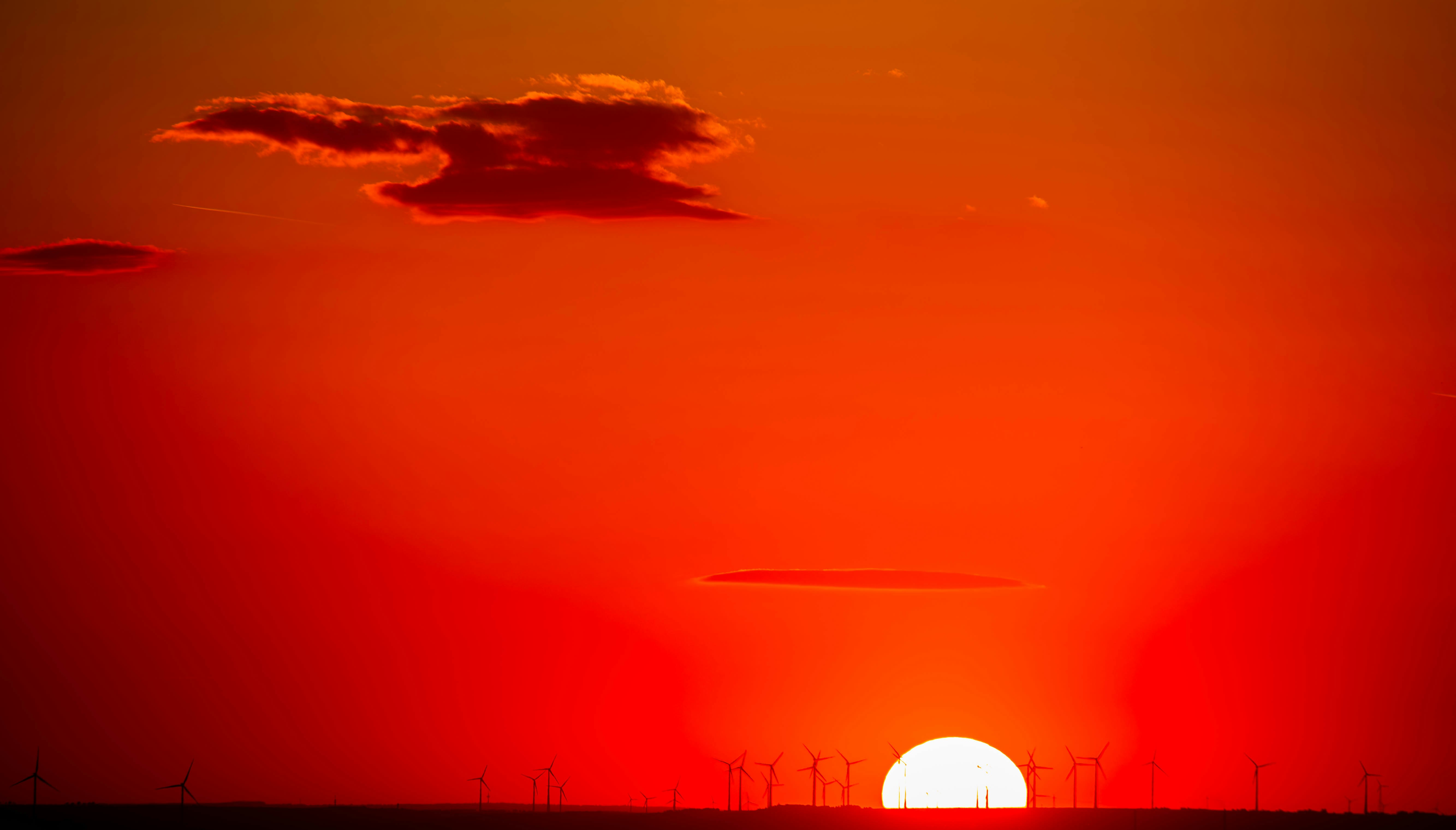 燃えるような夕日が空を鮮やかなオレンジ色に染めます。の写真