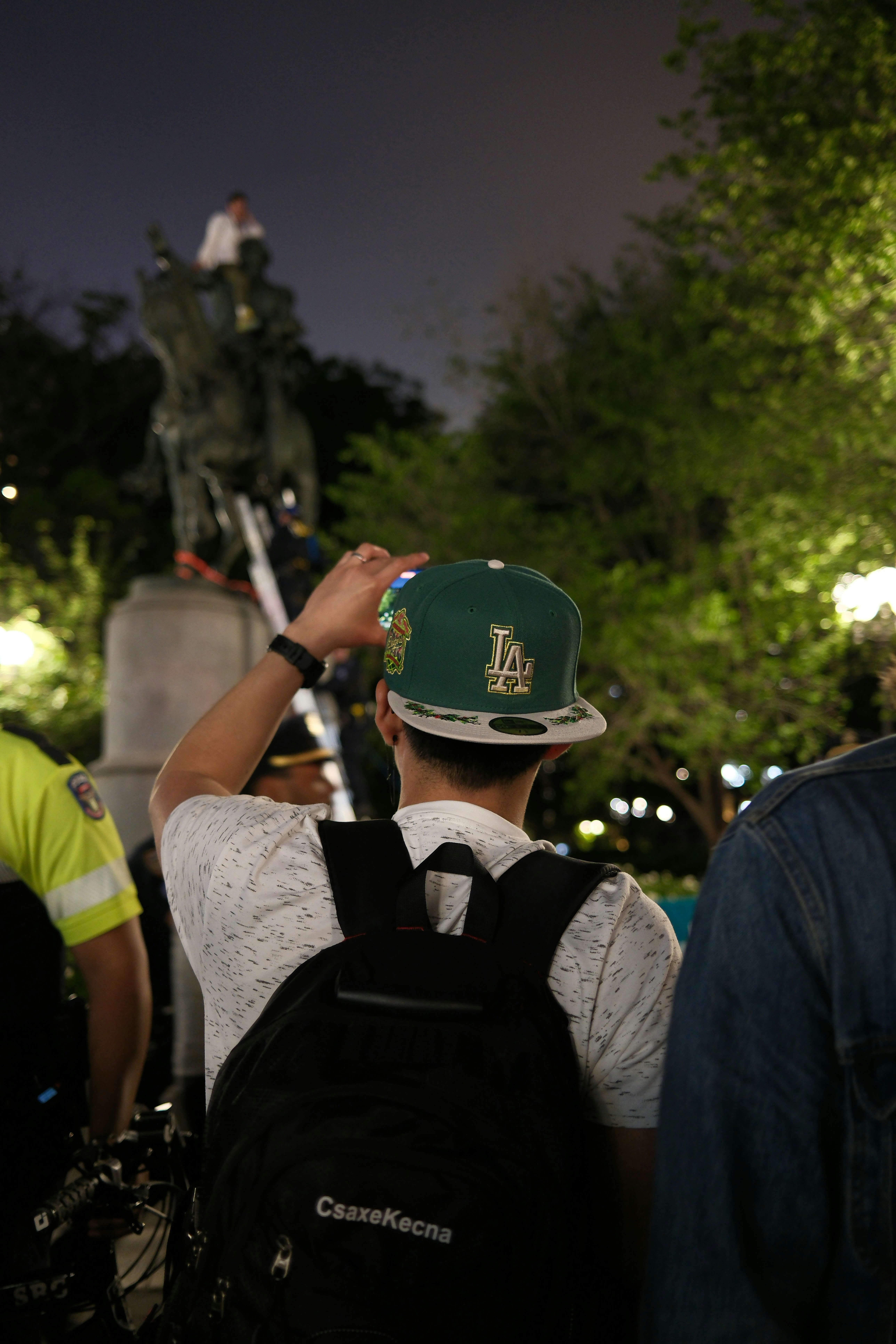 남자는 밤에 조각상에 있는 누군가를 바라본다.