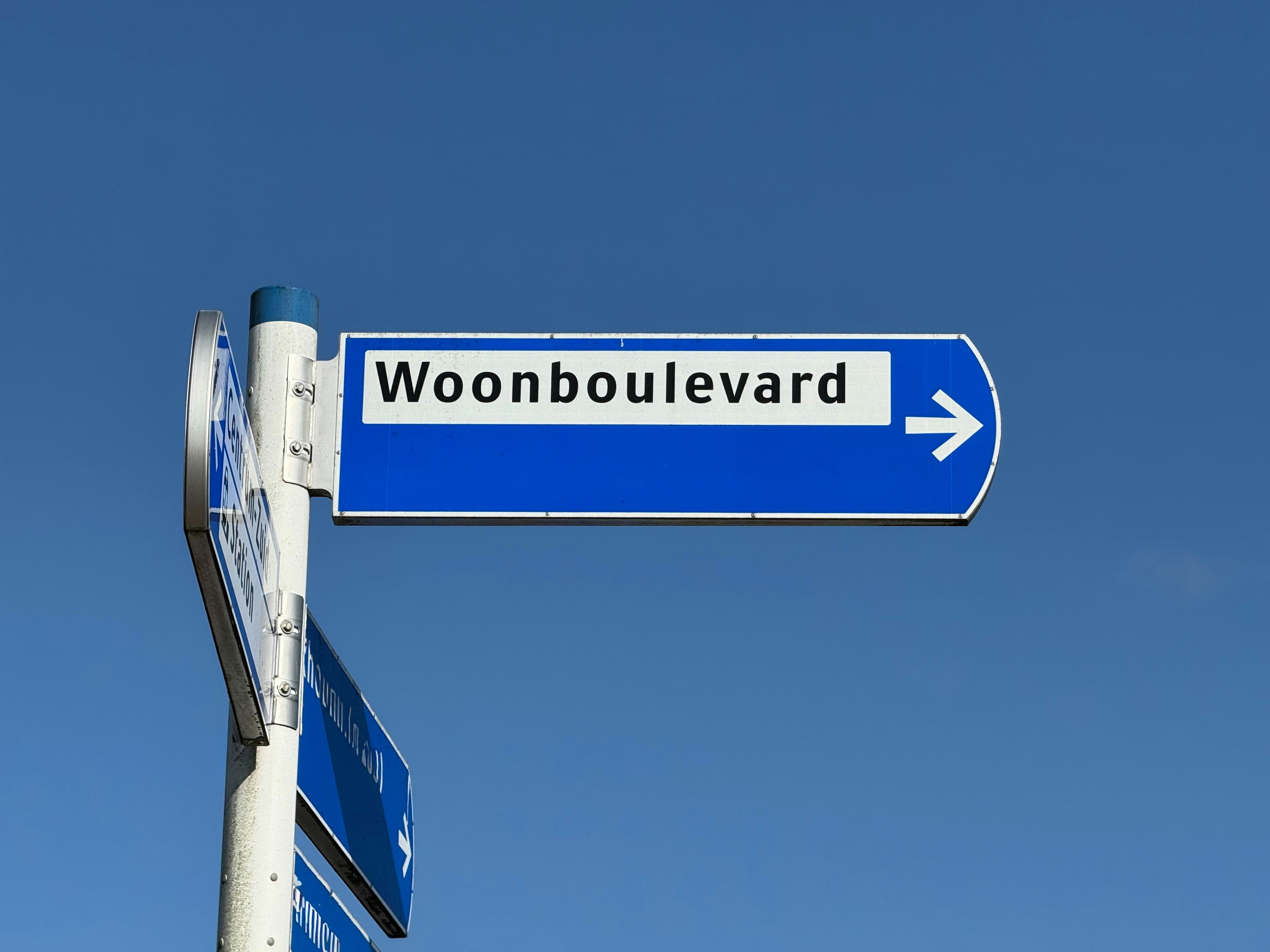 Road sign indicates "woonboulevard" is that way.