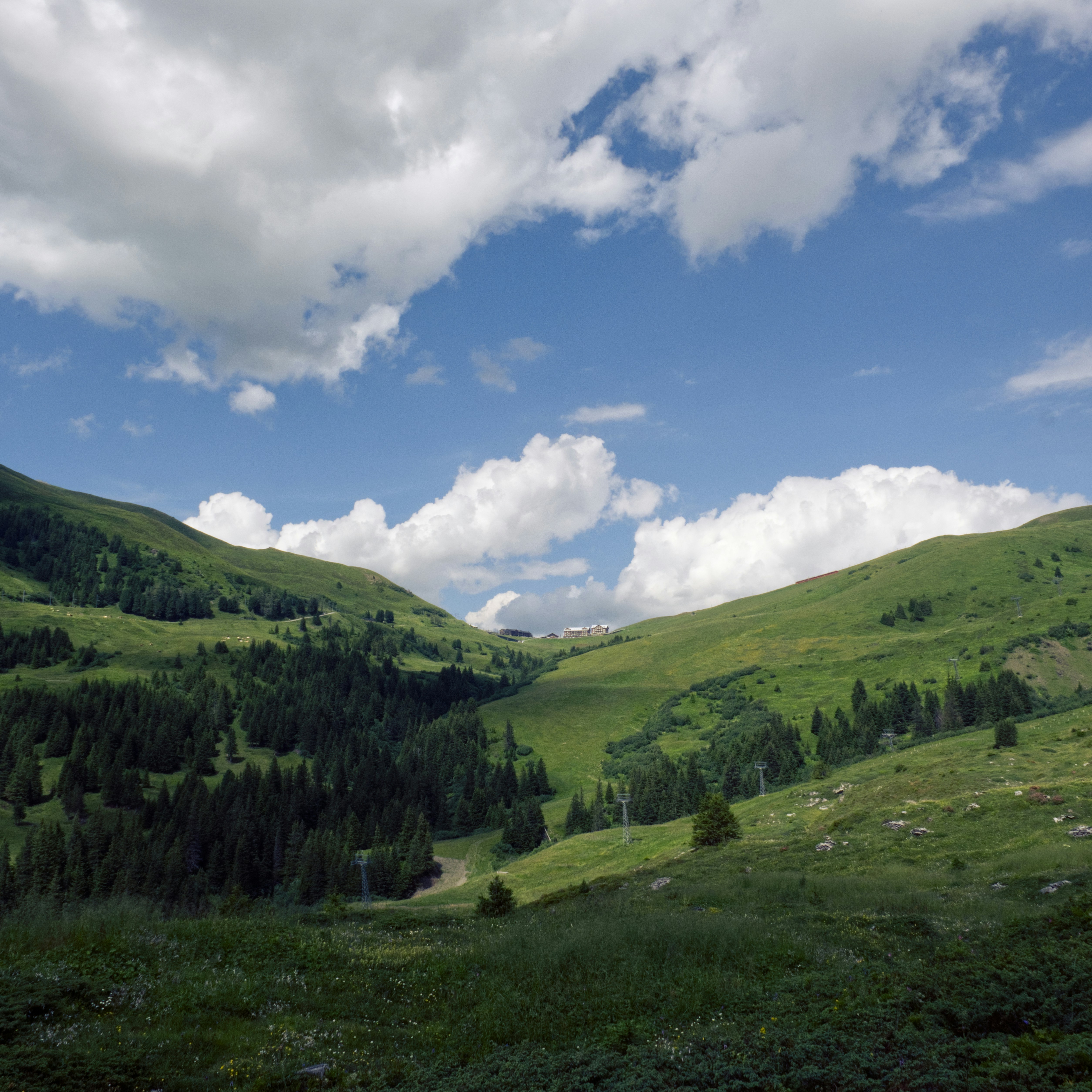 Colinas verdes bajo un hermoso cielo nublado.
