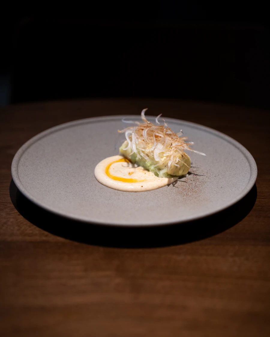 Plato gourmet presentado con cuidado