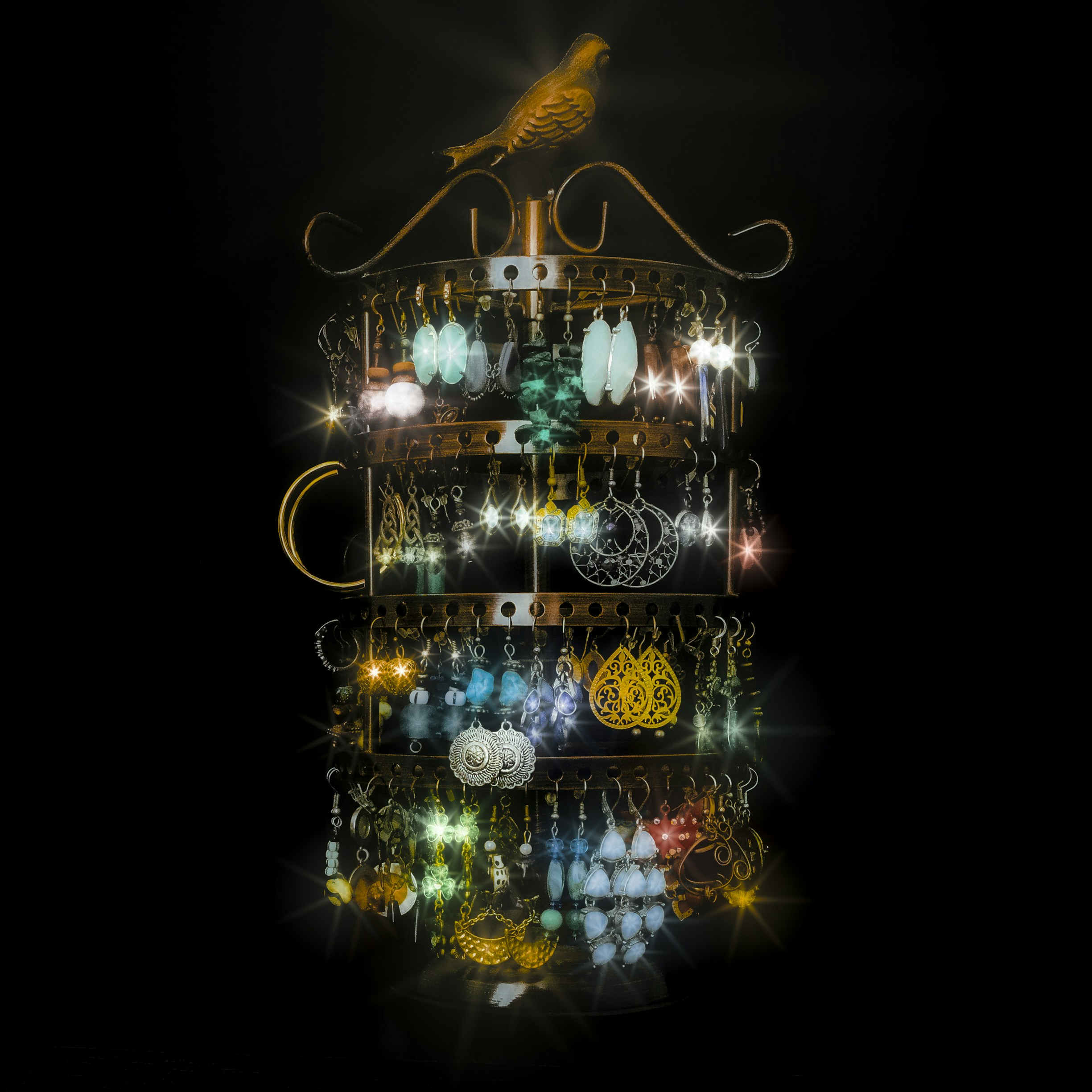 Ohrring-Display mit beleuchteten Ohrringen und Vogel.