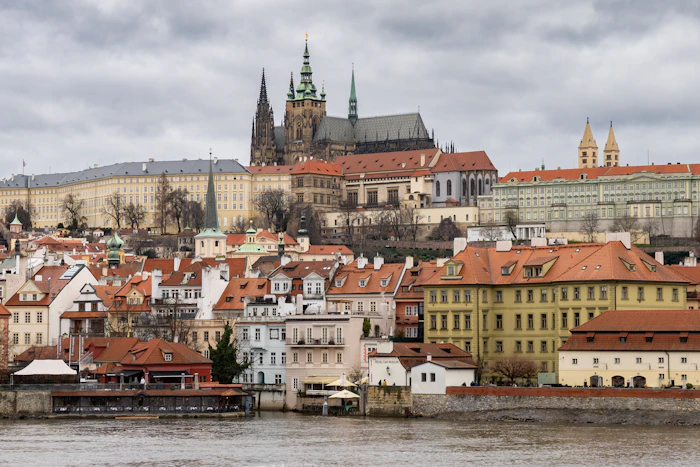 Casco antiguo de Praga con edificios coloridos