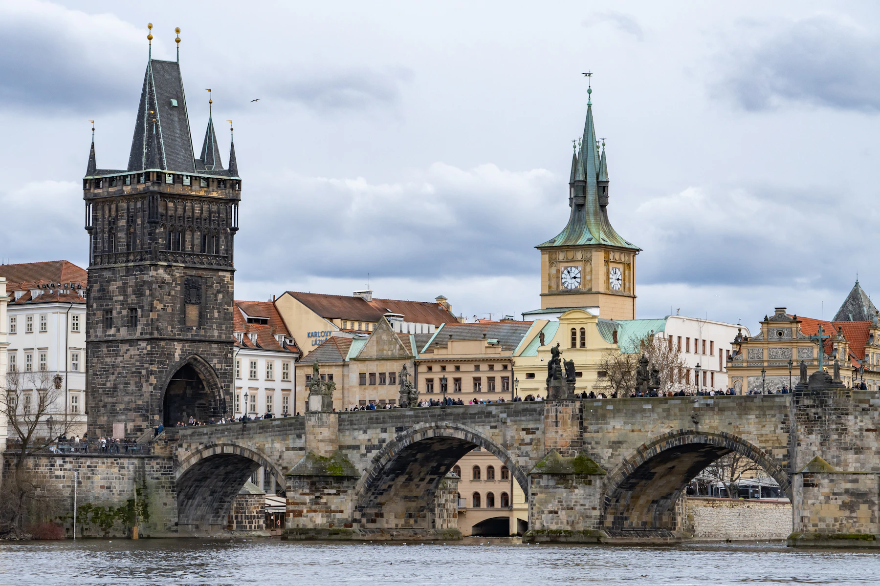 Puente de Carlos y torres históricas de Praga