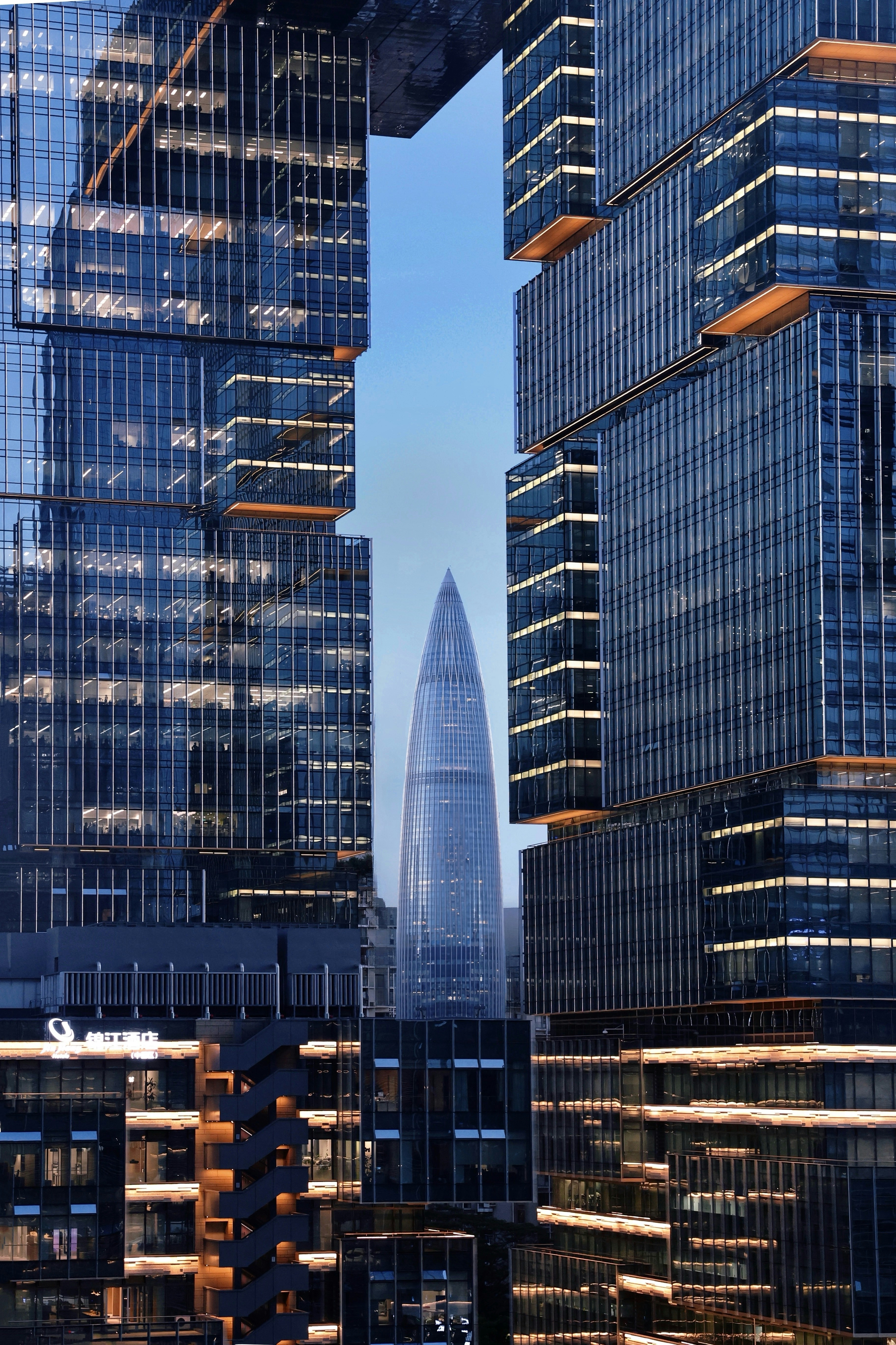 L’architecture moderne entoure un gratte-ciel haut et élancé.