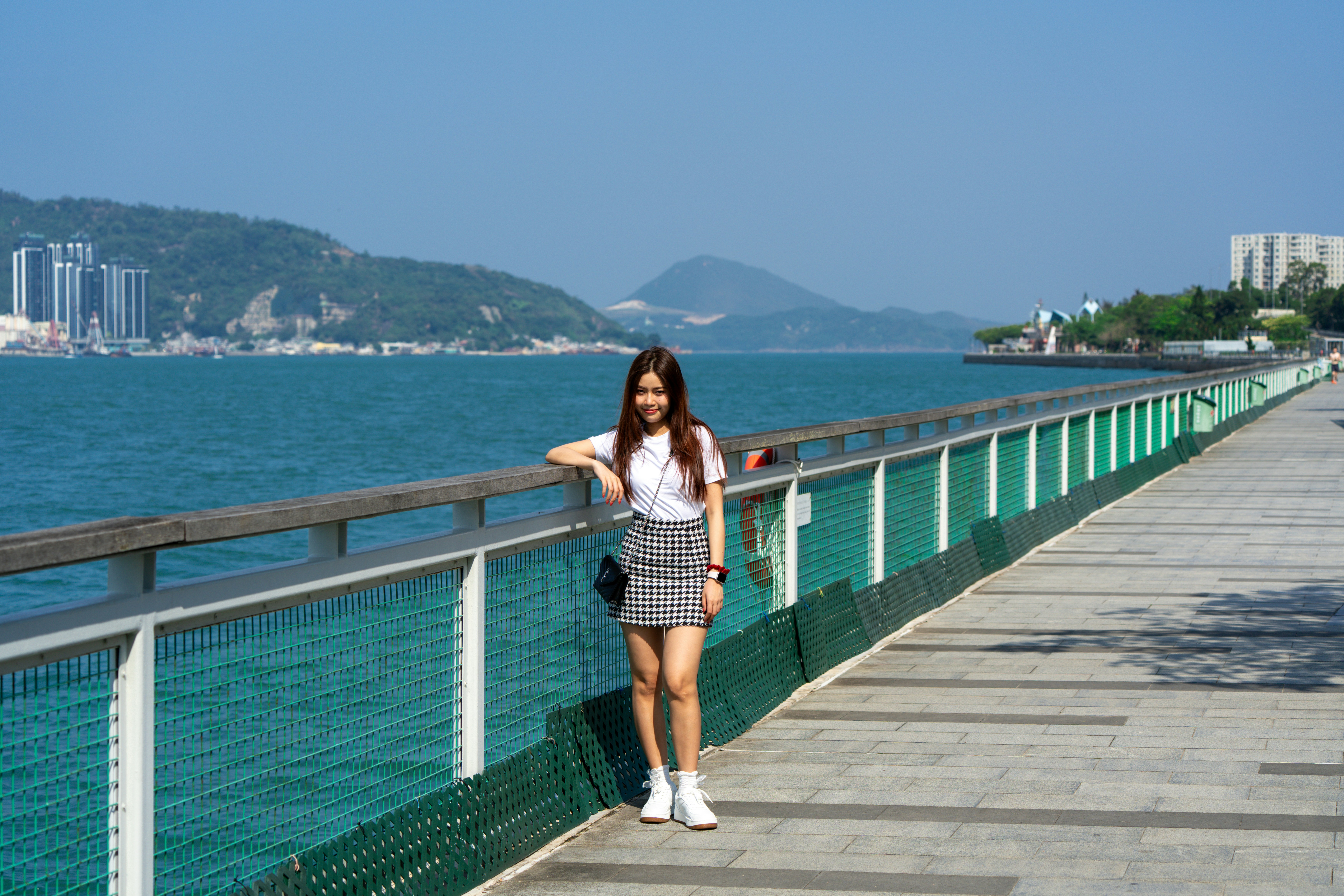 다양한 국적의 젊은이들이 배낭을 메고 세계 각국의 랜드마크 앞에서 웃는 모습, 워킹홀리데이의 꿈을 상징하는 이미지