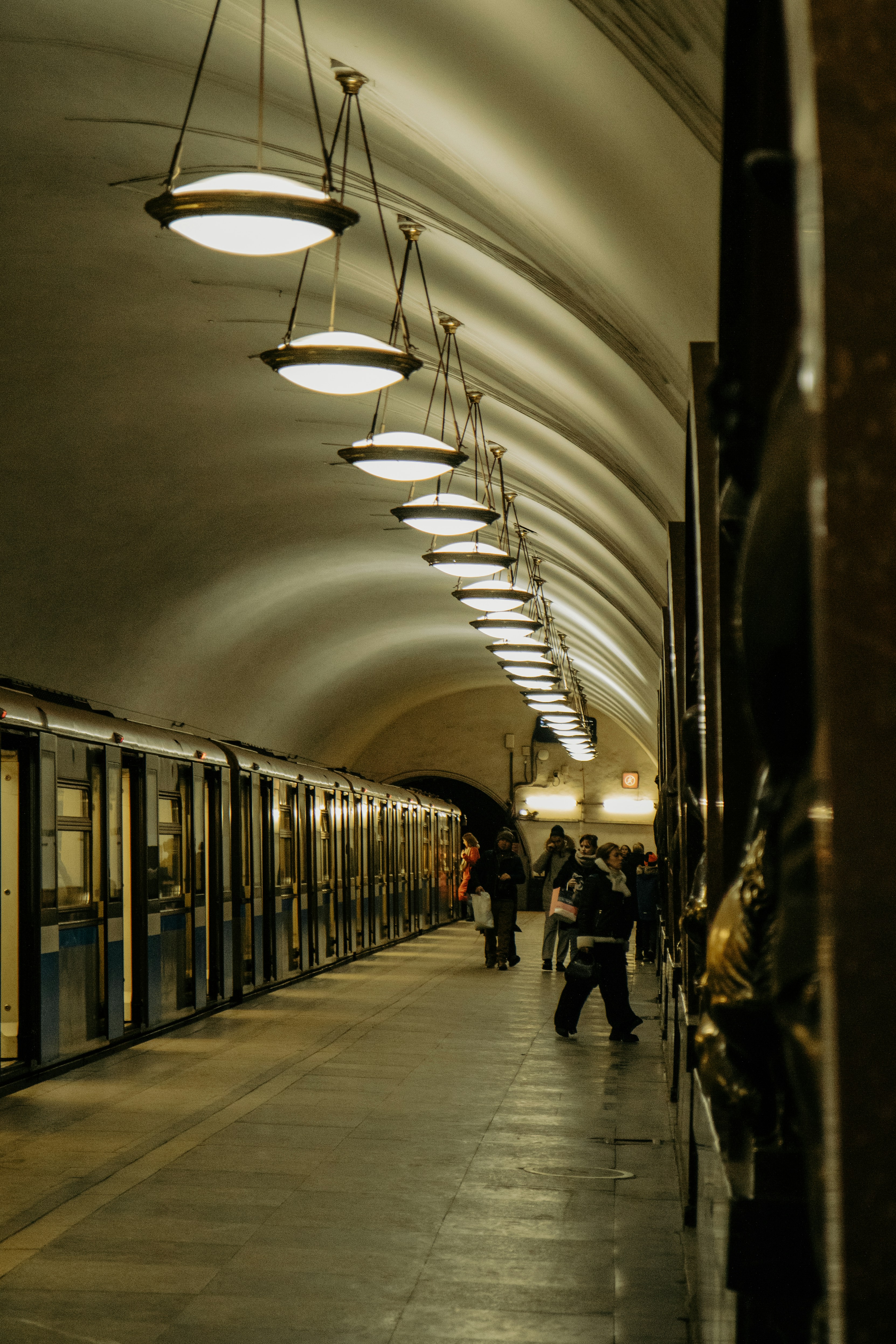 Un quai de métro avec un train en attente.
