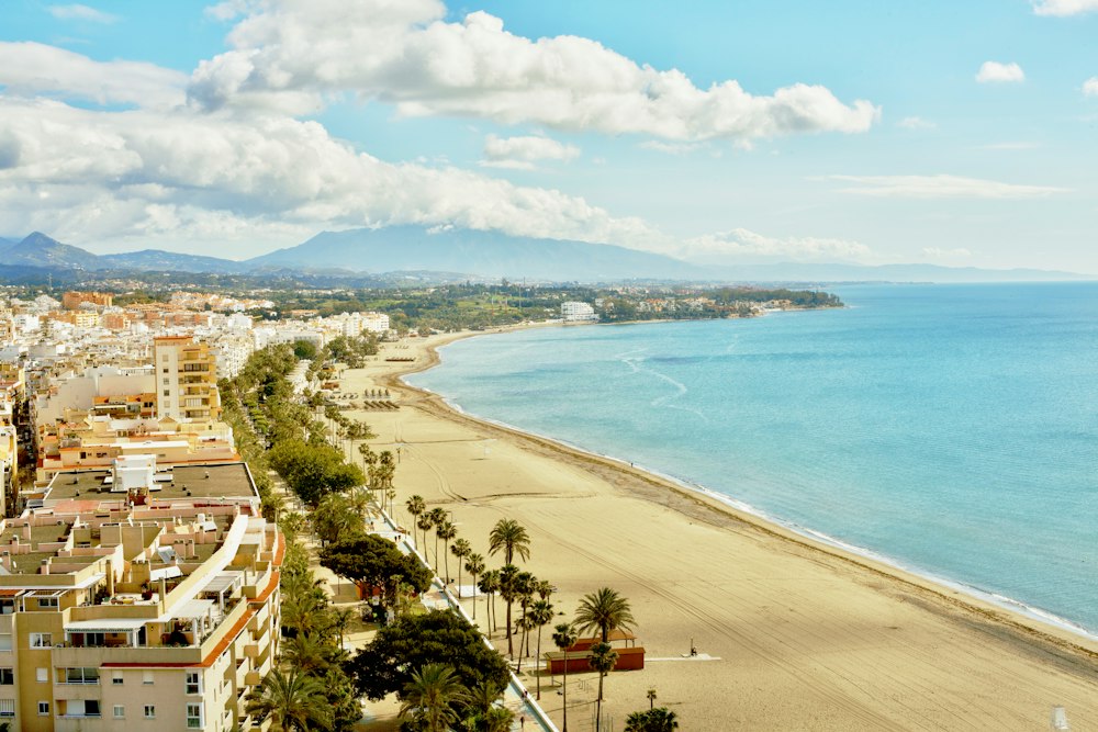 Bahía y playa de Estepona con las montañas al fondo