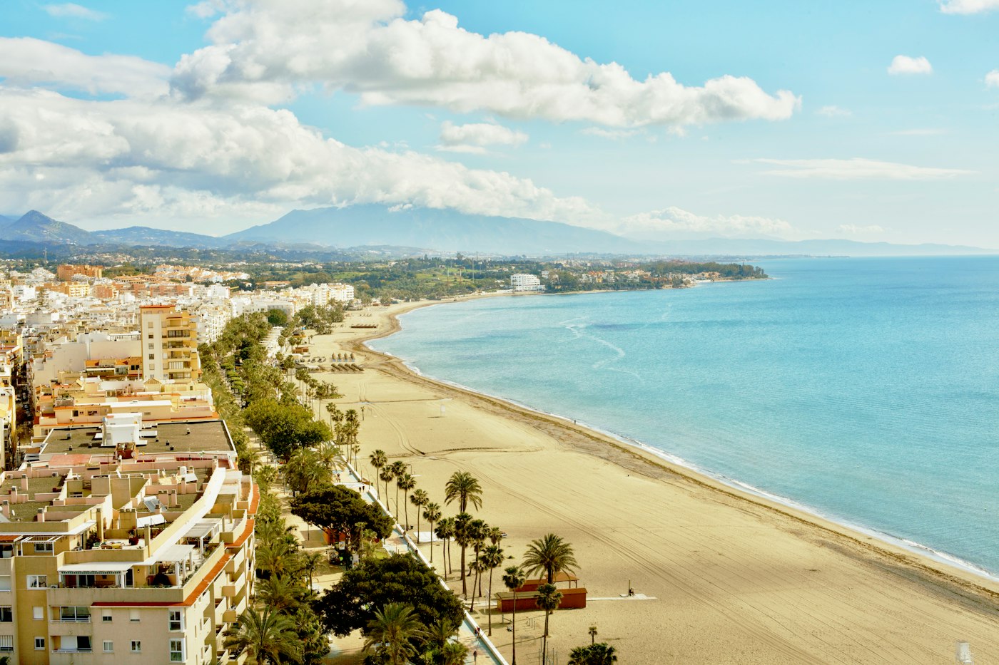 Playa y bahía de Estepona con el paseo marítimo