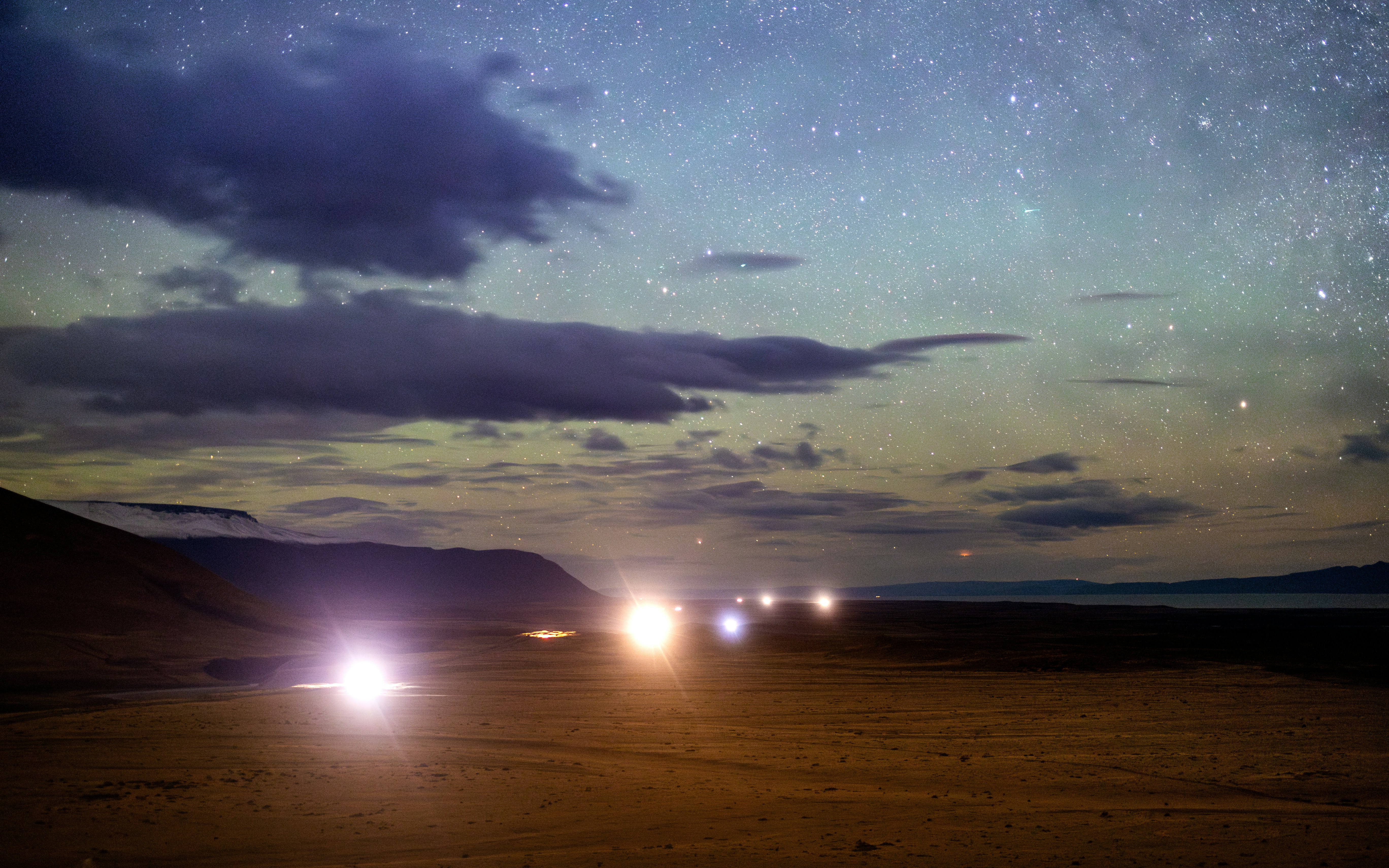 Os faróis do carro iluminam uma estrada deserta sob o céu noturno. foto –  Imagem grátis sobre Noite na Unsplash, image size:3000x1875