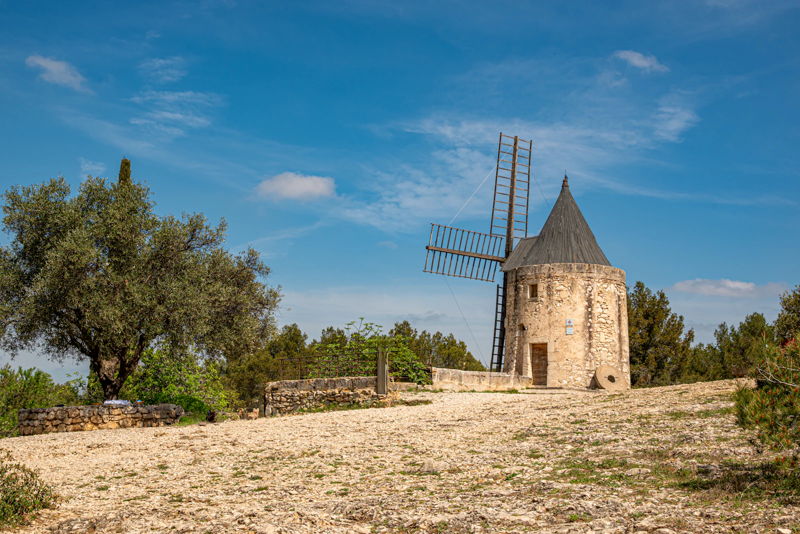 Un moulin à vent au sommet d'une colline ensoleillée