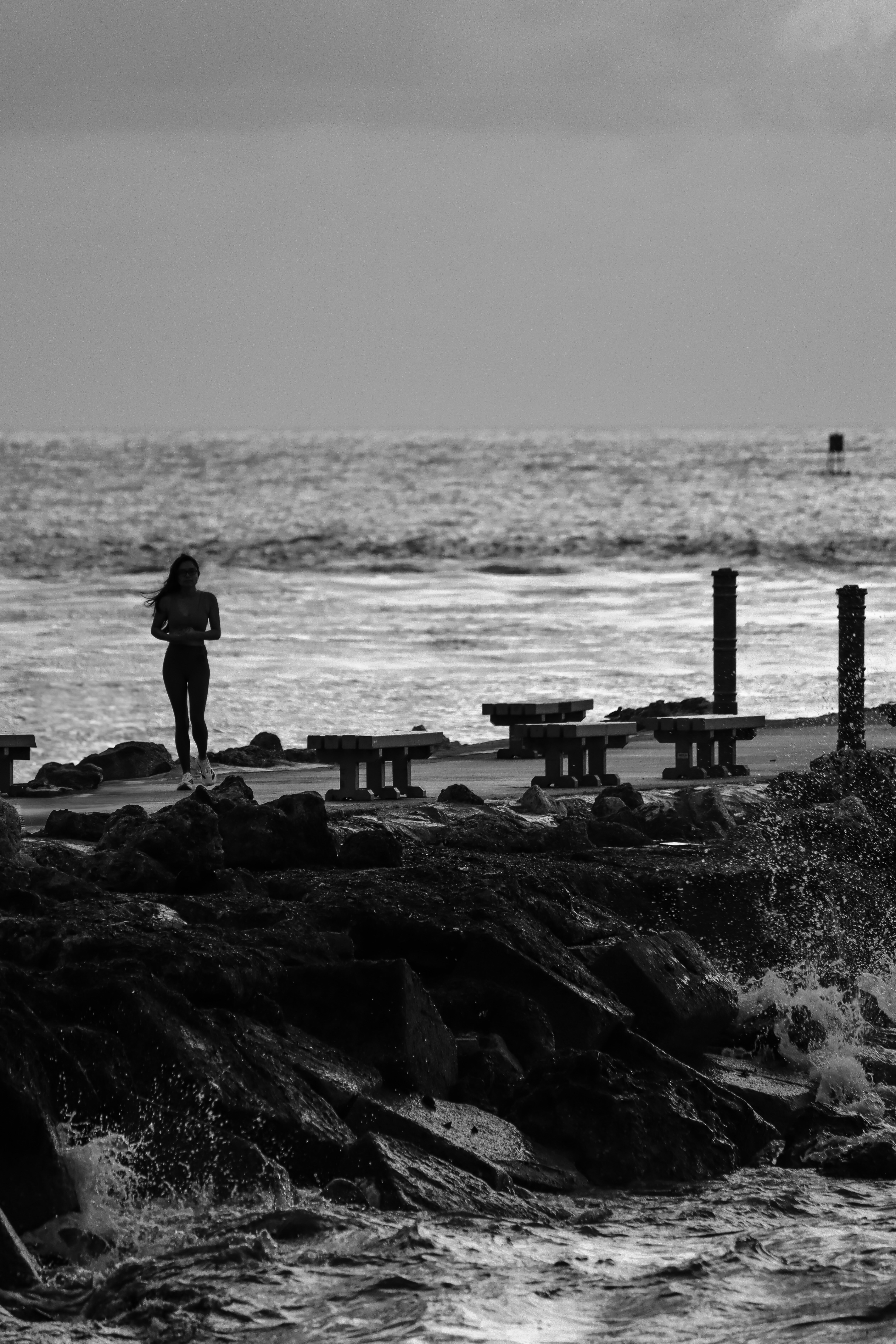 Eine einsame Frau steht am Meer.