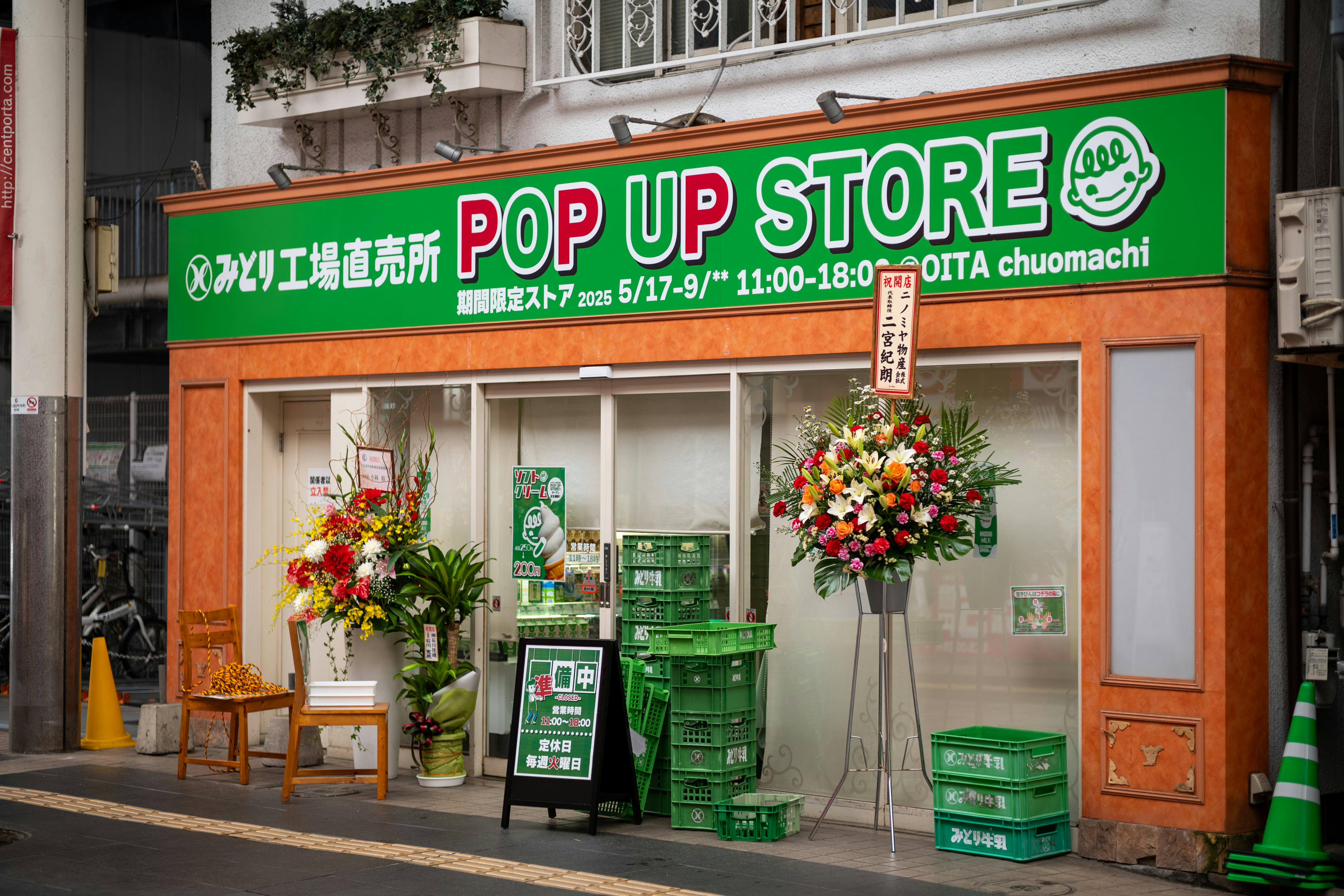 Container office as a pop-up retail store - containerized office