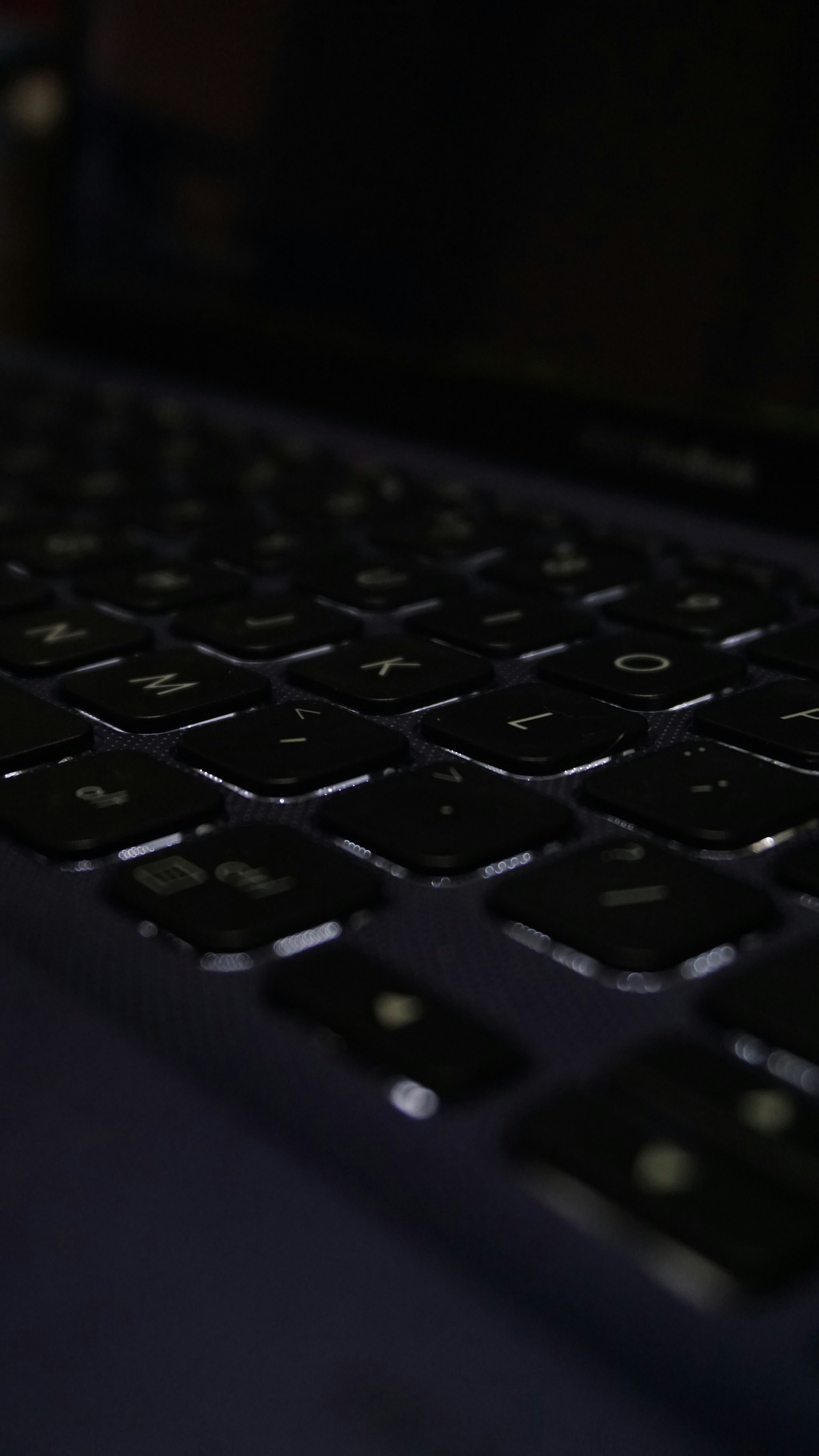 Tastiera retroilluminata di un laptop.
