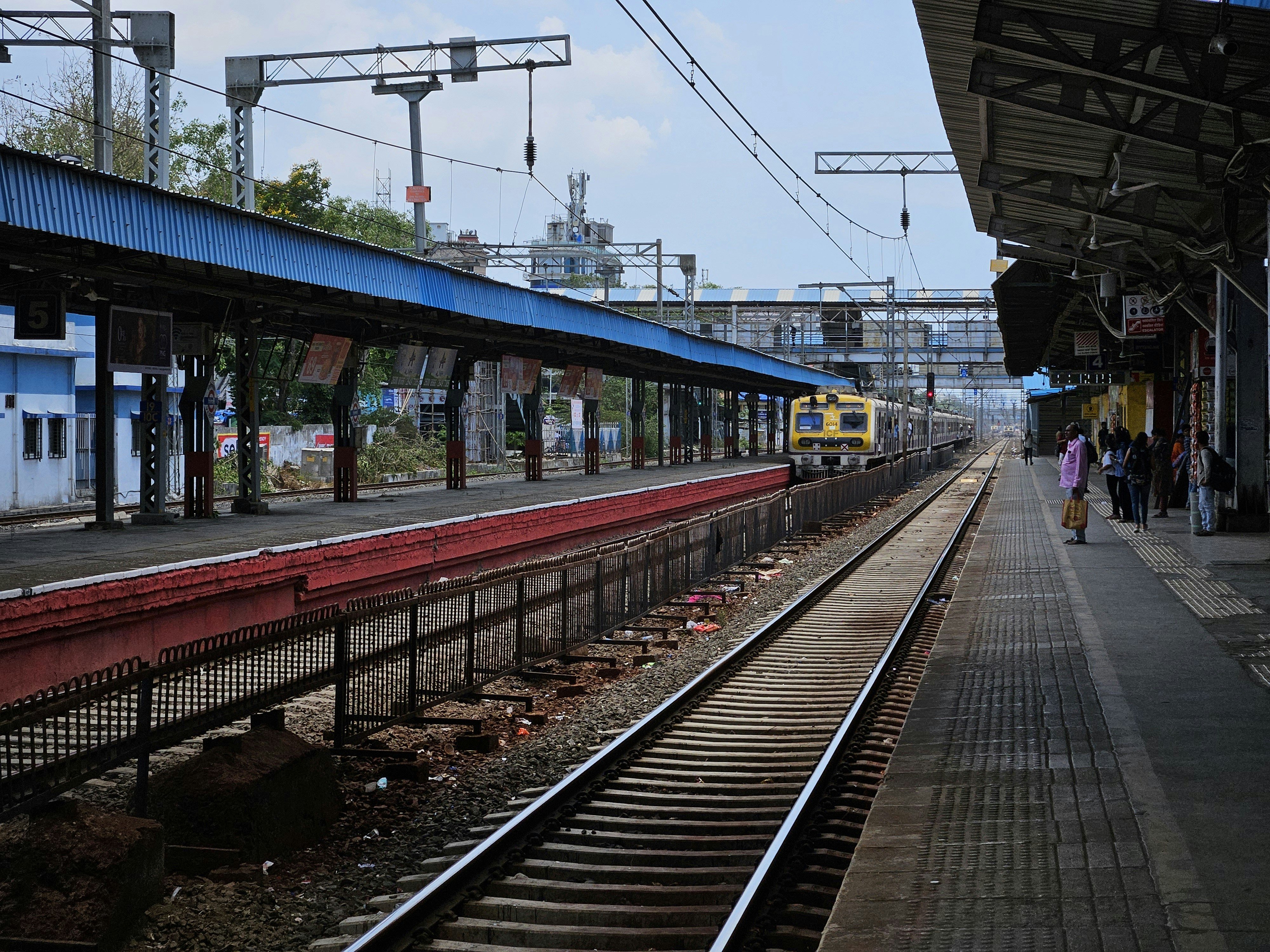 Un treno si sta avvicinando a una tranquilla stazione ferroviaria.