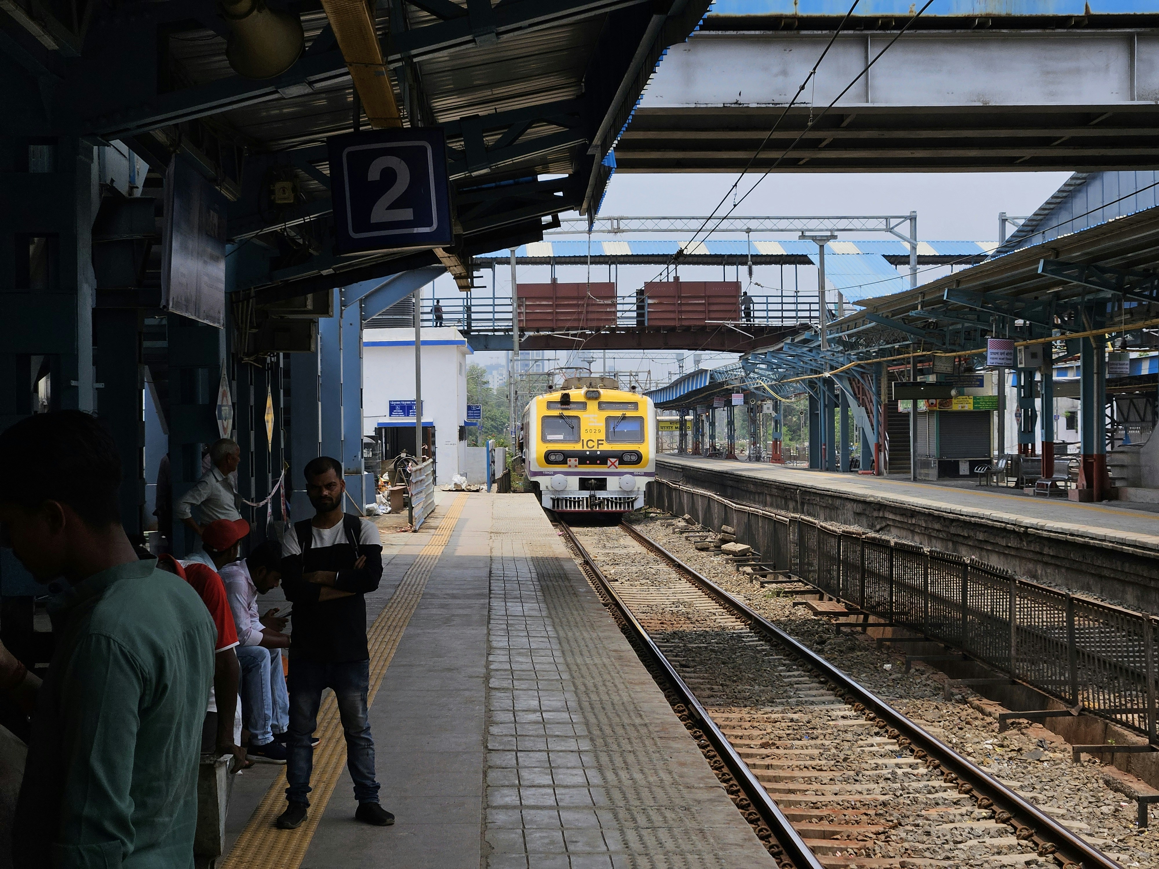 Treno in arrivo a un binario della stazione ferroviaria.