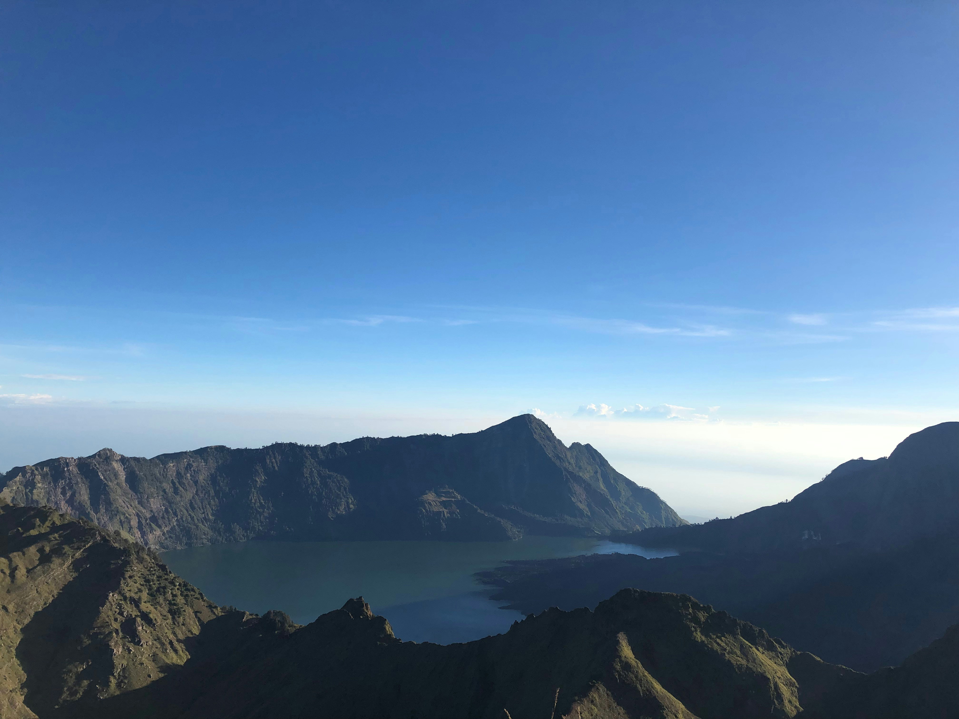Pegunungan dan danau di bawah langit biru jernih.