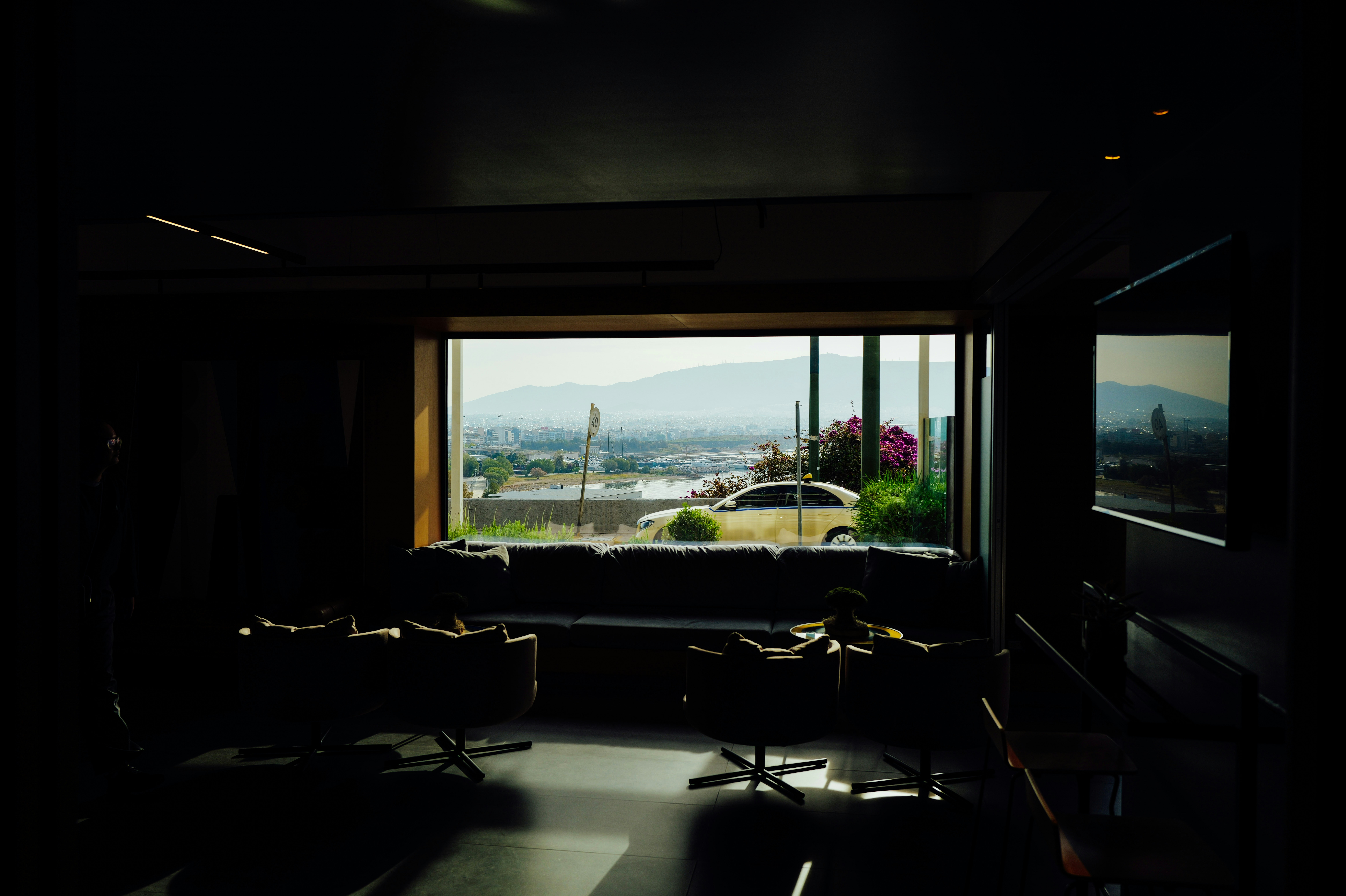 A room with a window overlooking a scenic view. photo – Free Car Image ...