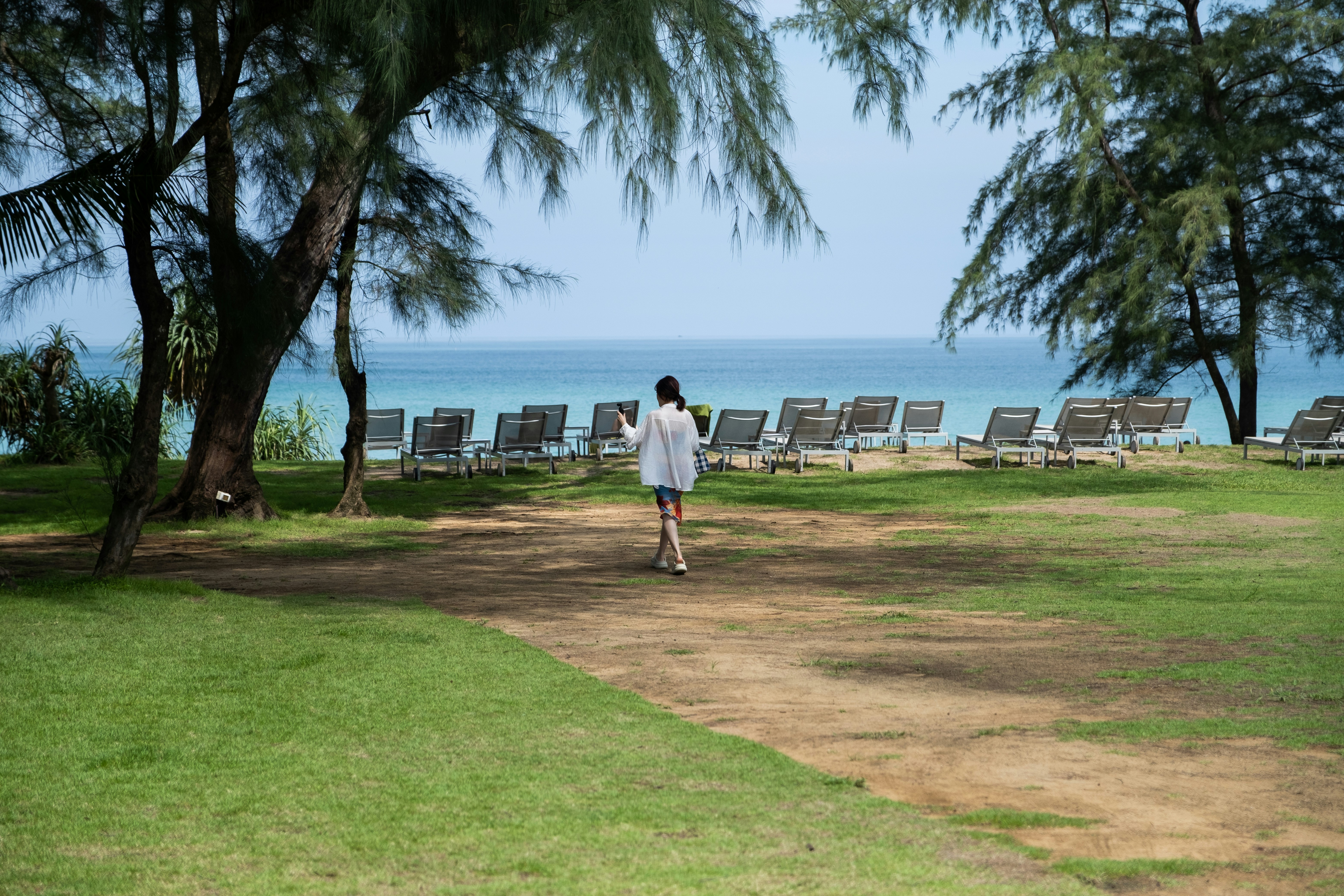 Una persona camina hacia la playa.