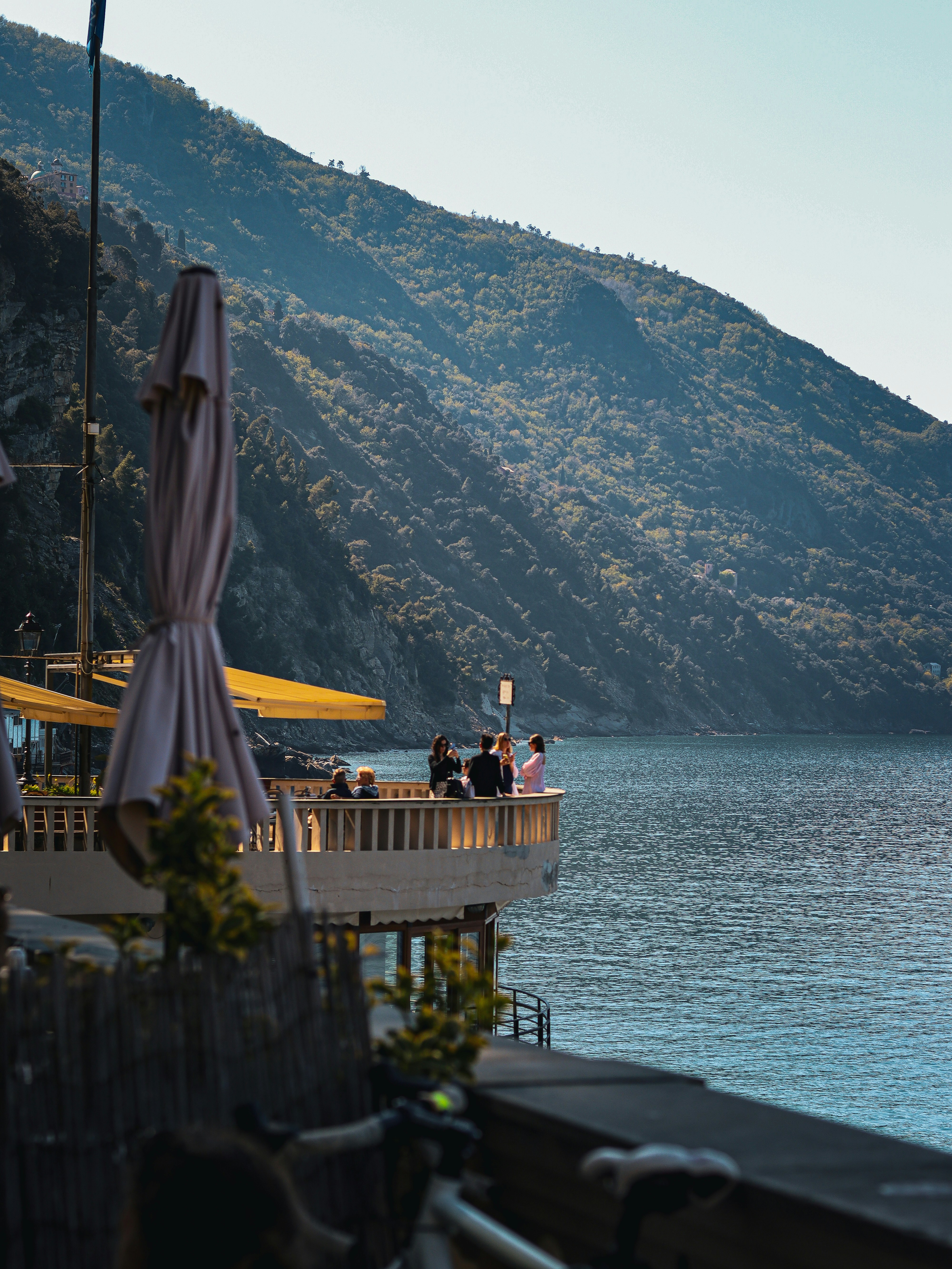 As pessoas desfrutam de uma vista panorâmica de um restaurante.
