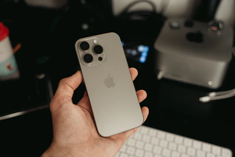 Последний iPhone Pro в руке