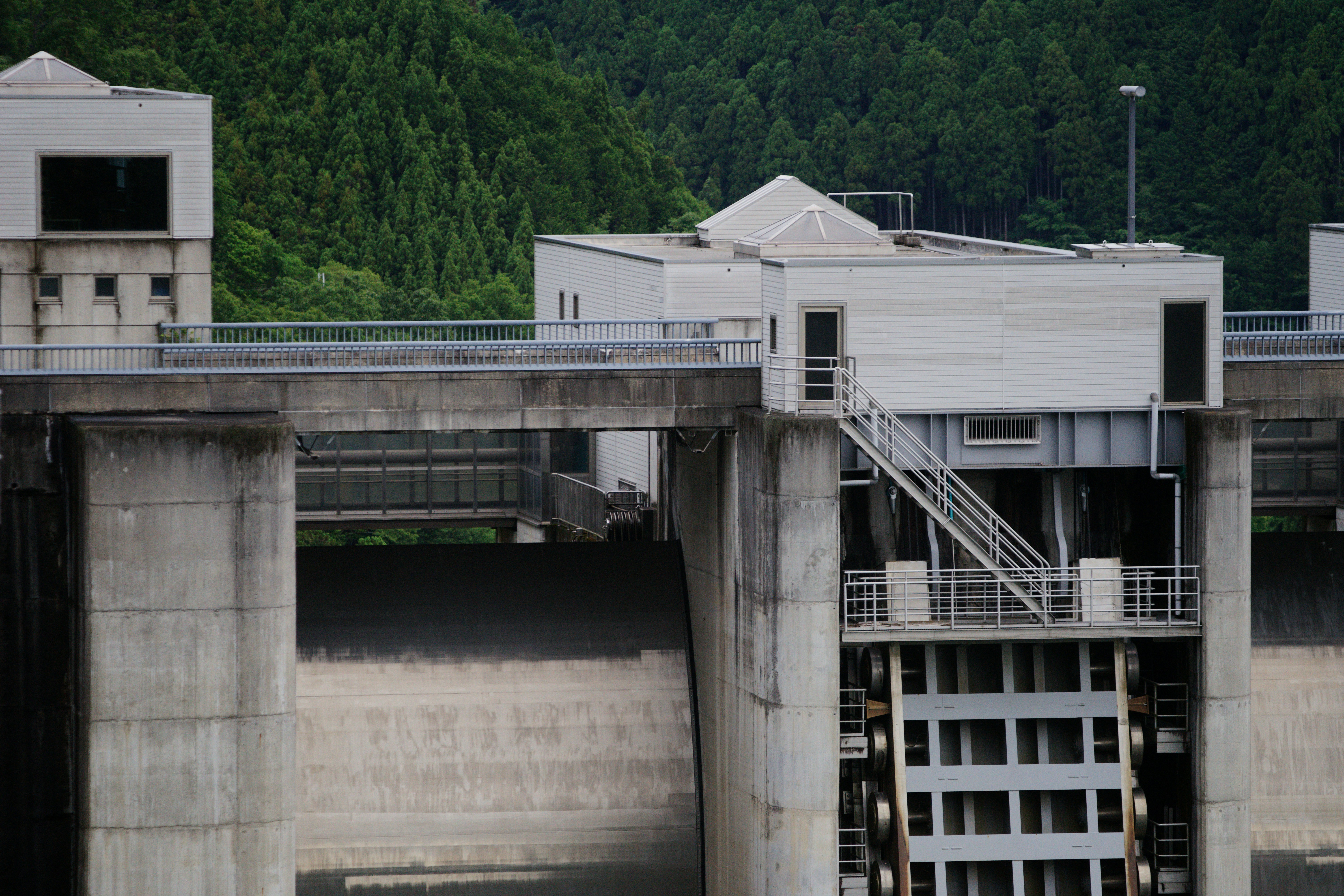 modern hydroelectric facility construction site - cost of building hydroelectric dams