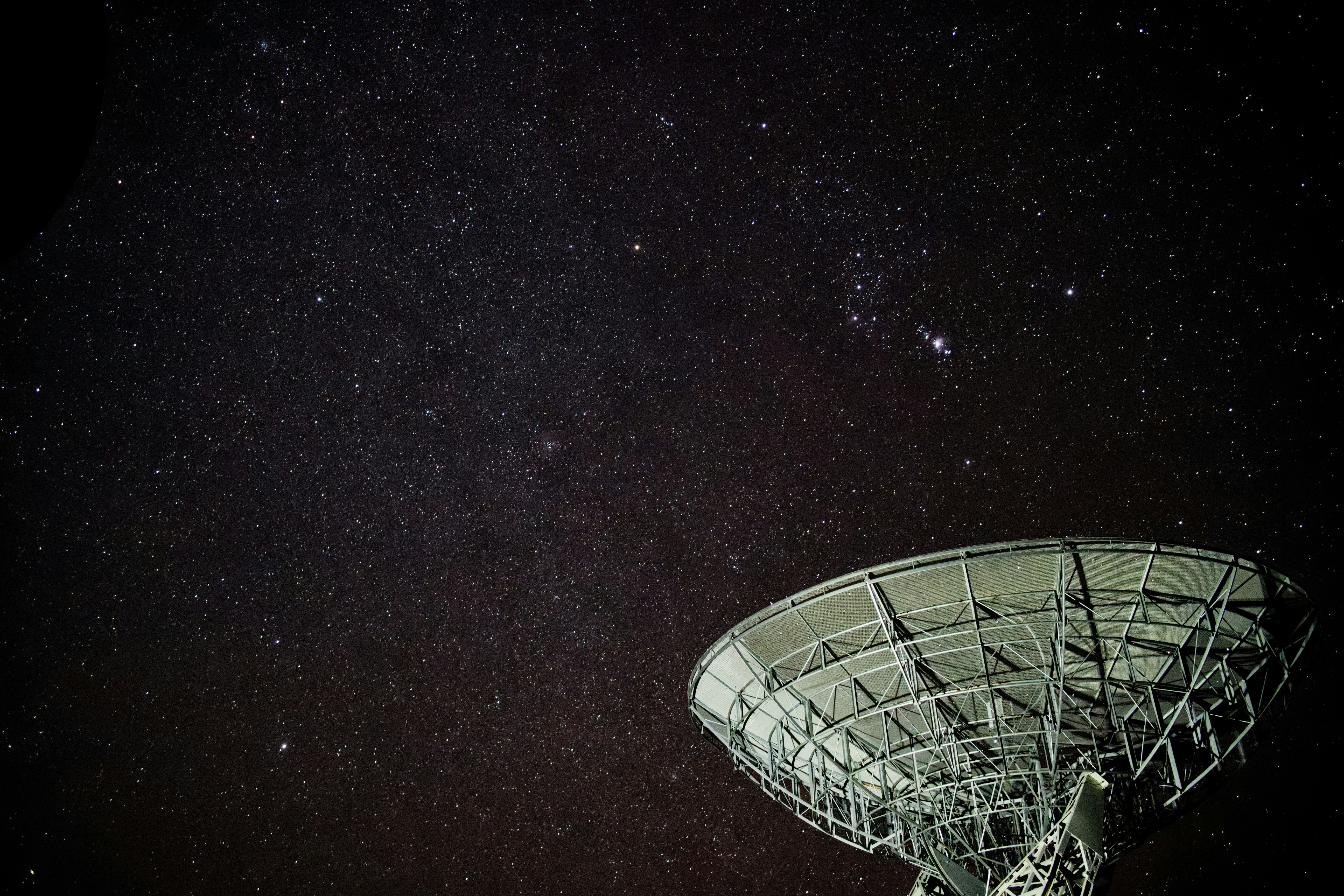 A radio telescope gazes at the starry sky.