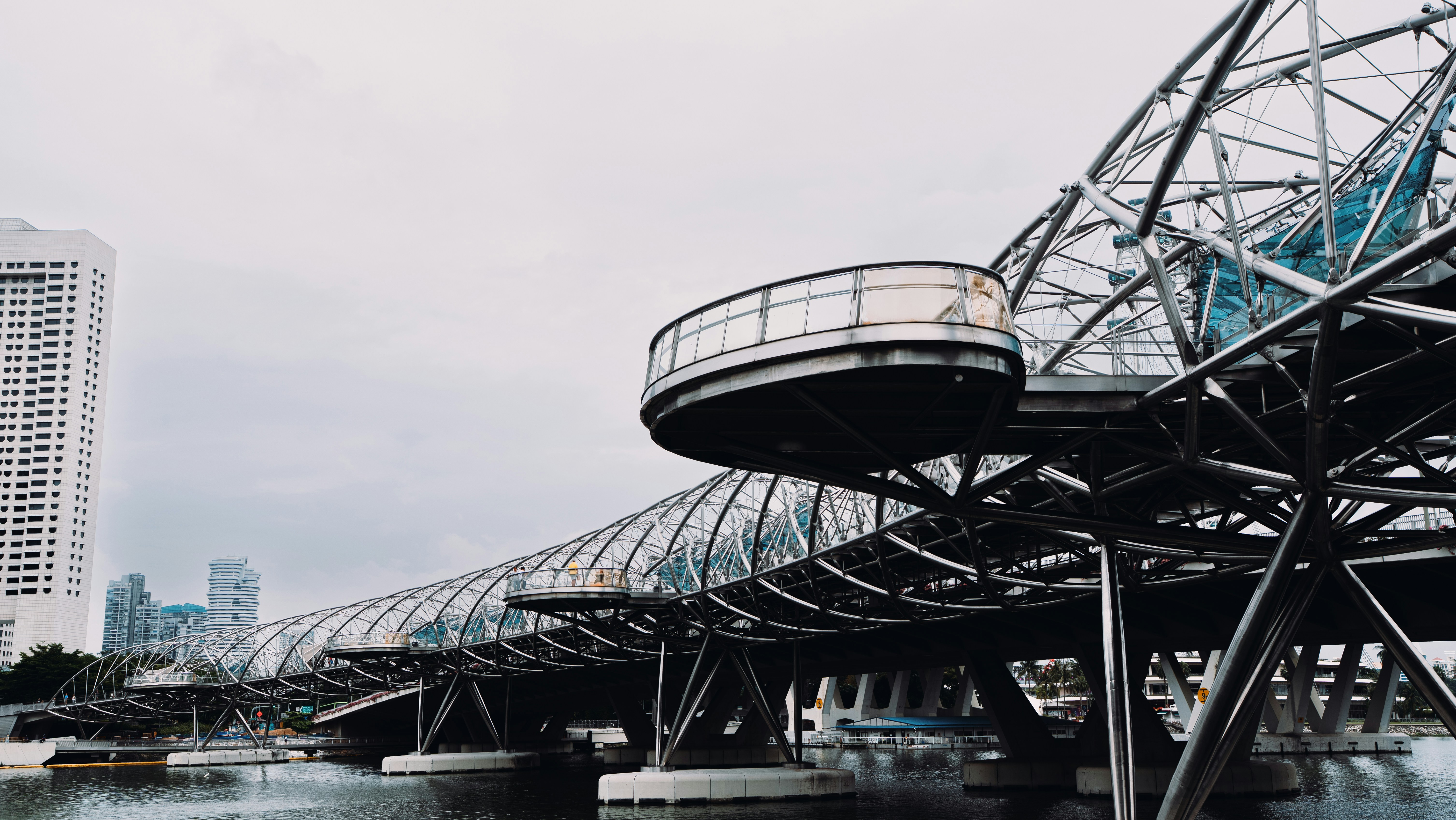 Un puente moderno y futurista atraviesa un cuerpo de agua. foto – Imagen de  Fondo de pantalla gratuita en Unsplash, image size:3000x1688