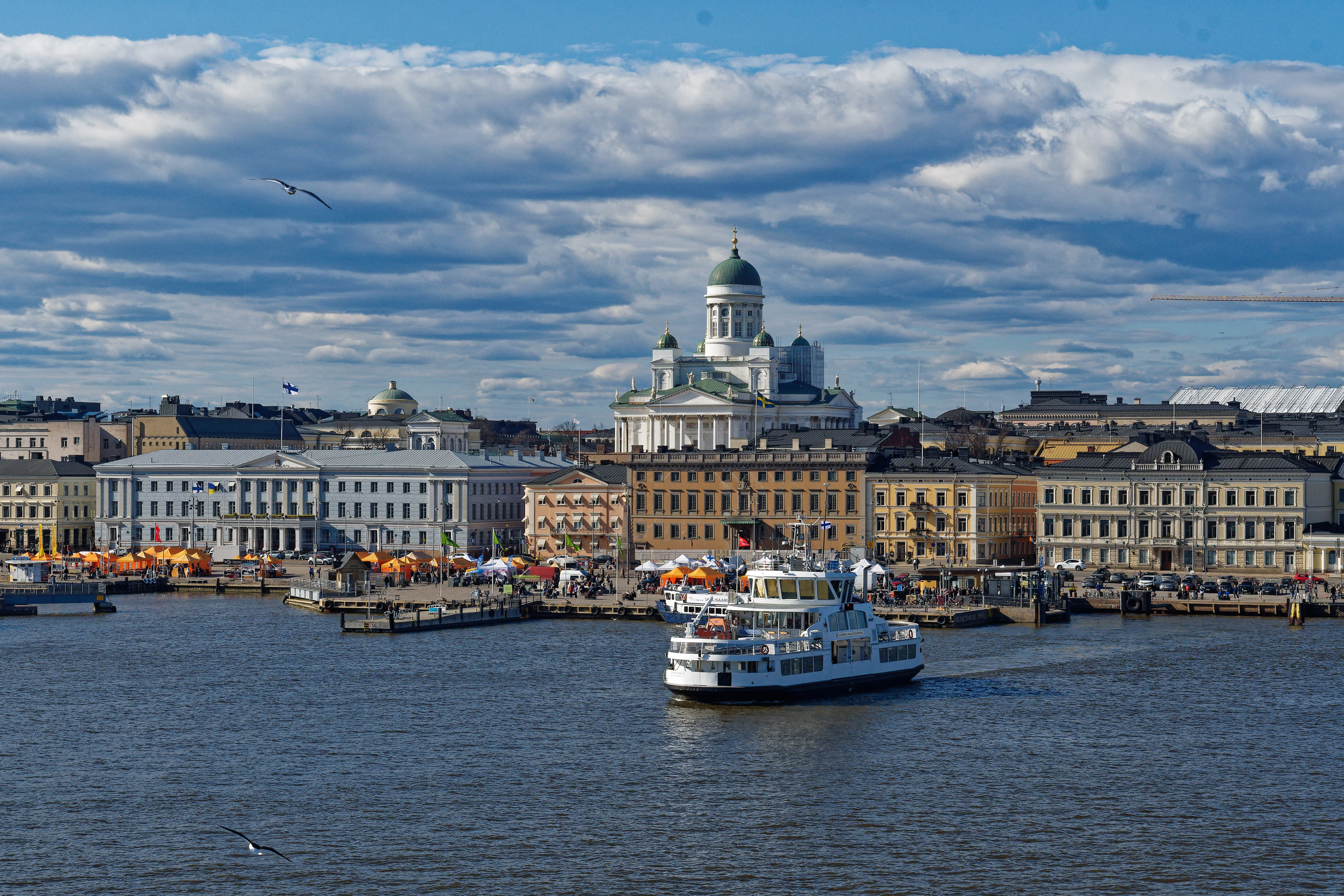 Keltas išplaukia iš Helsinkio uosto, fone – Helsinkio katedra