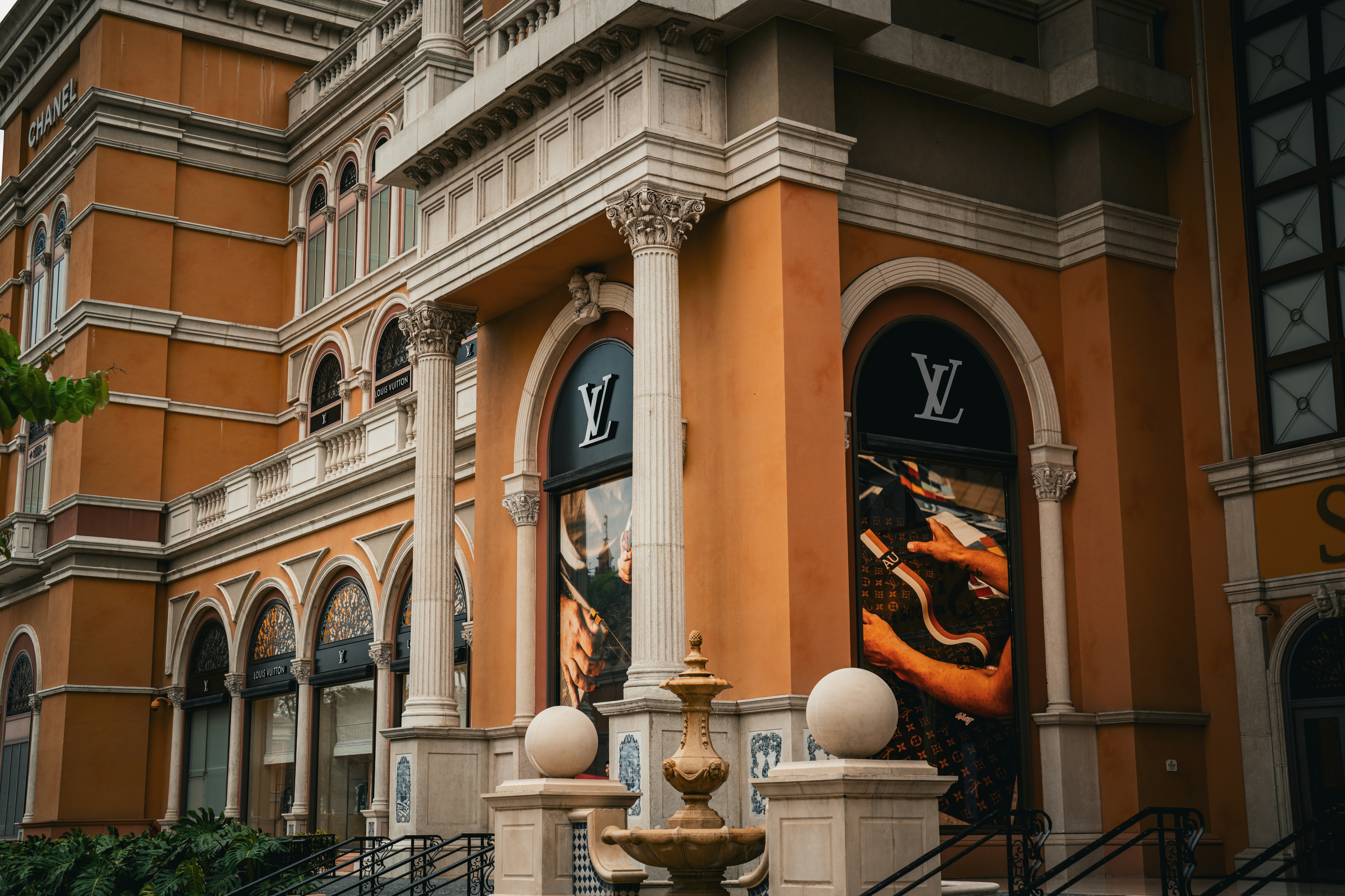 Der Louis Vuitton Store befindet sich in einem klassischen Gebäude.