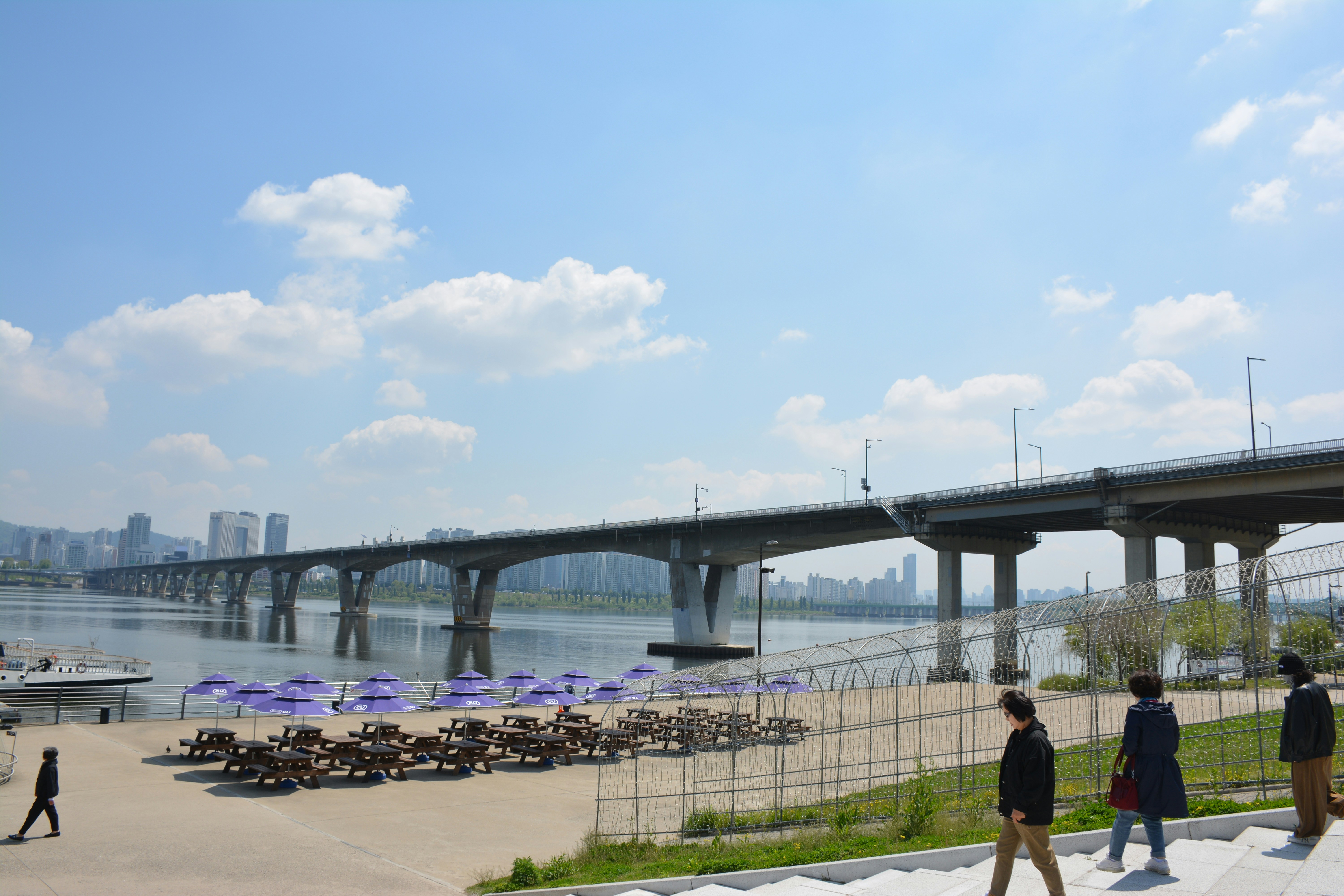 Eine lange Brücke überspannt einen ruhigen Fluss.
