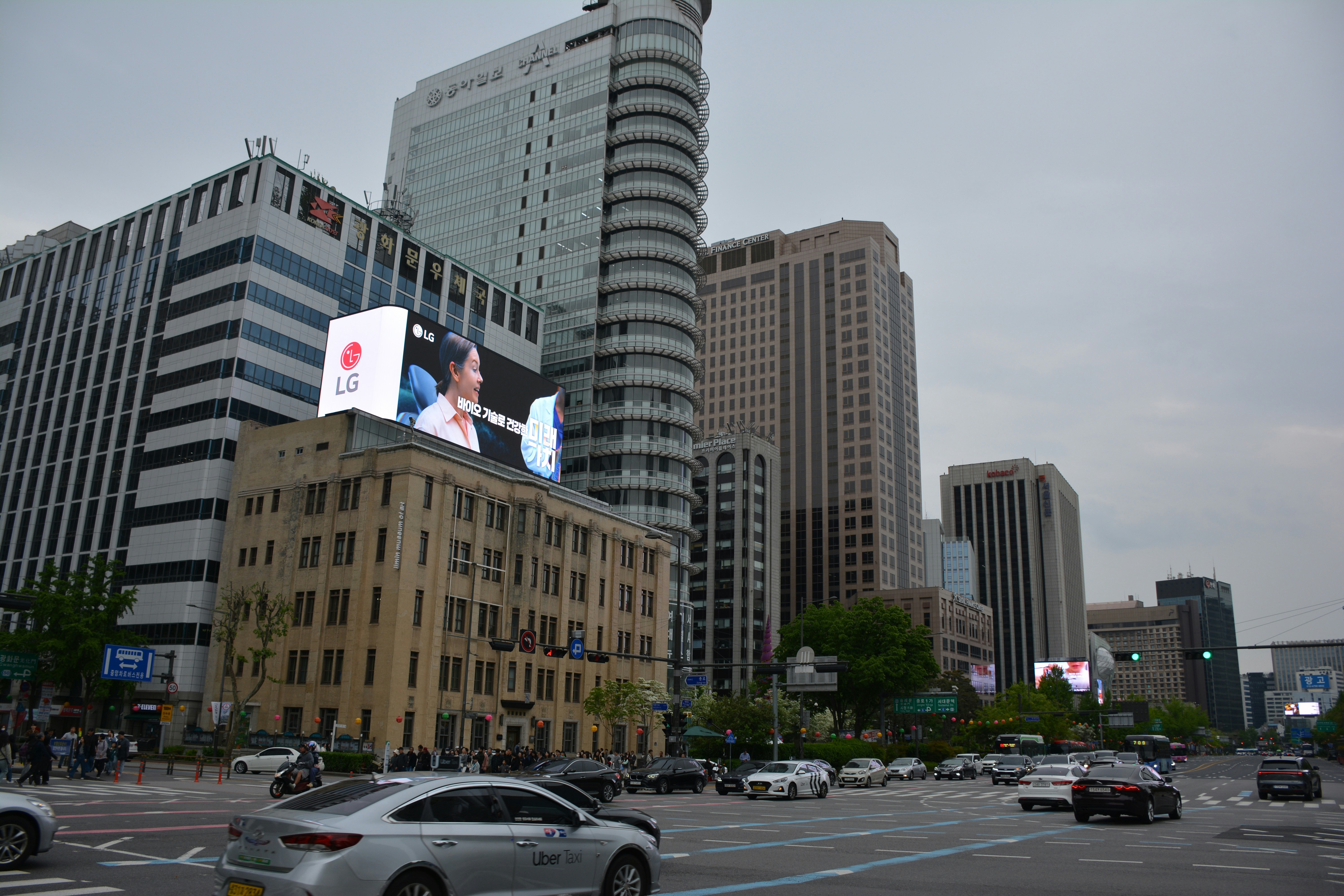 Stadtbild mit hohen Gebäuden und Verkehr.