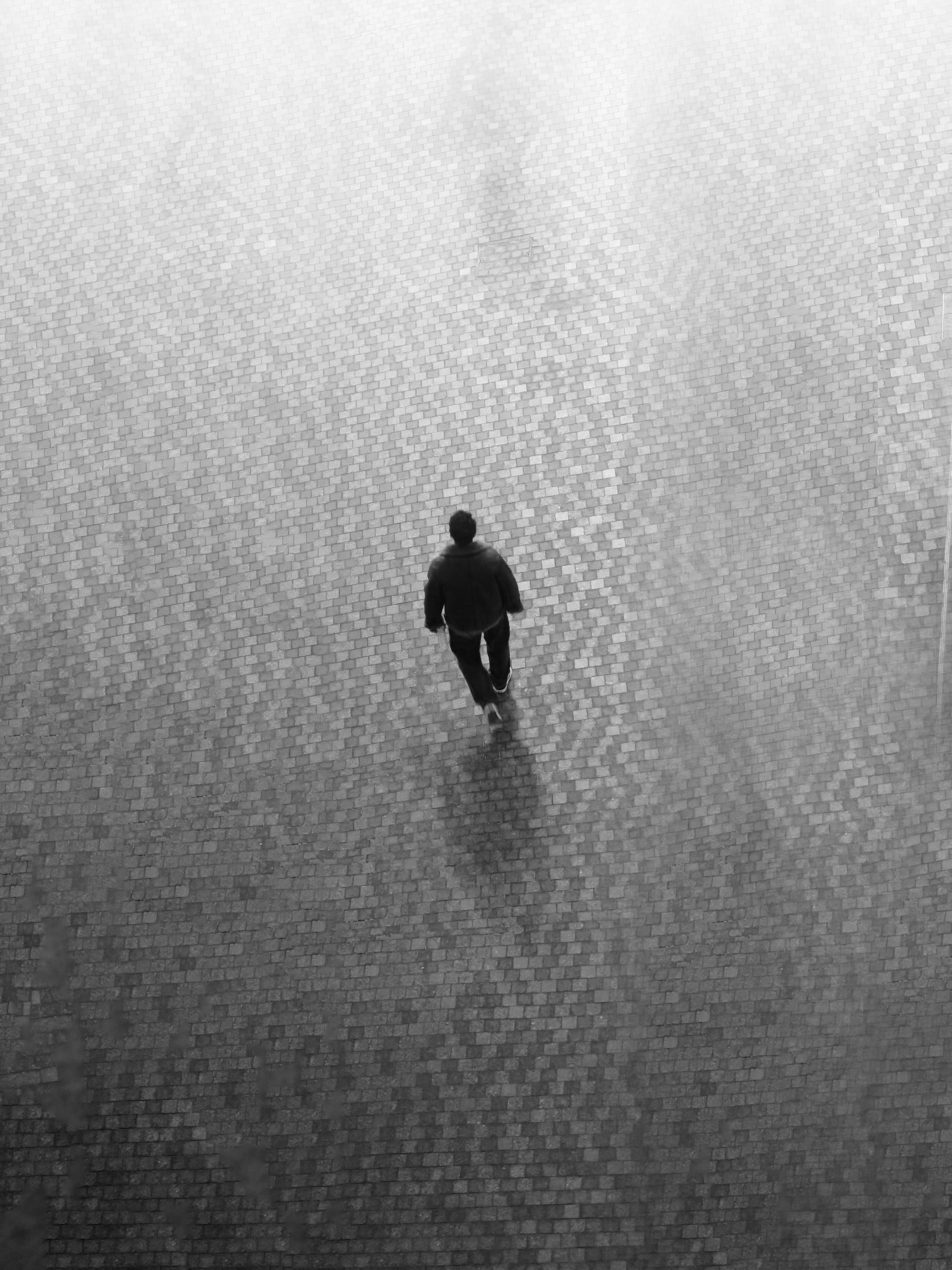 Une personne marche seule sur une surface texturée.