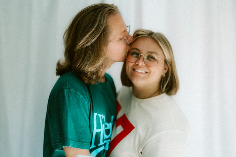 homem beijando testa de mulher