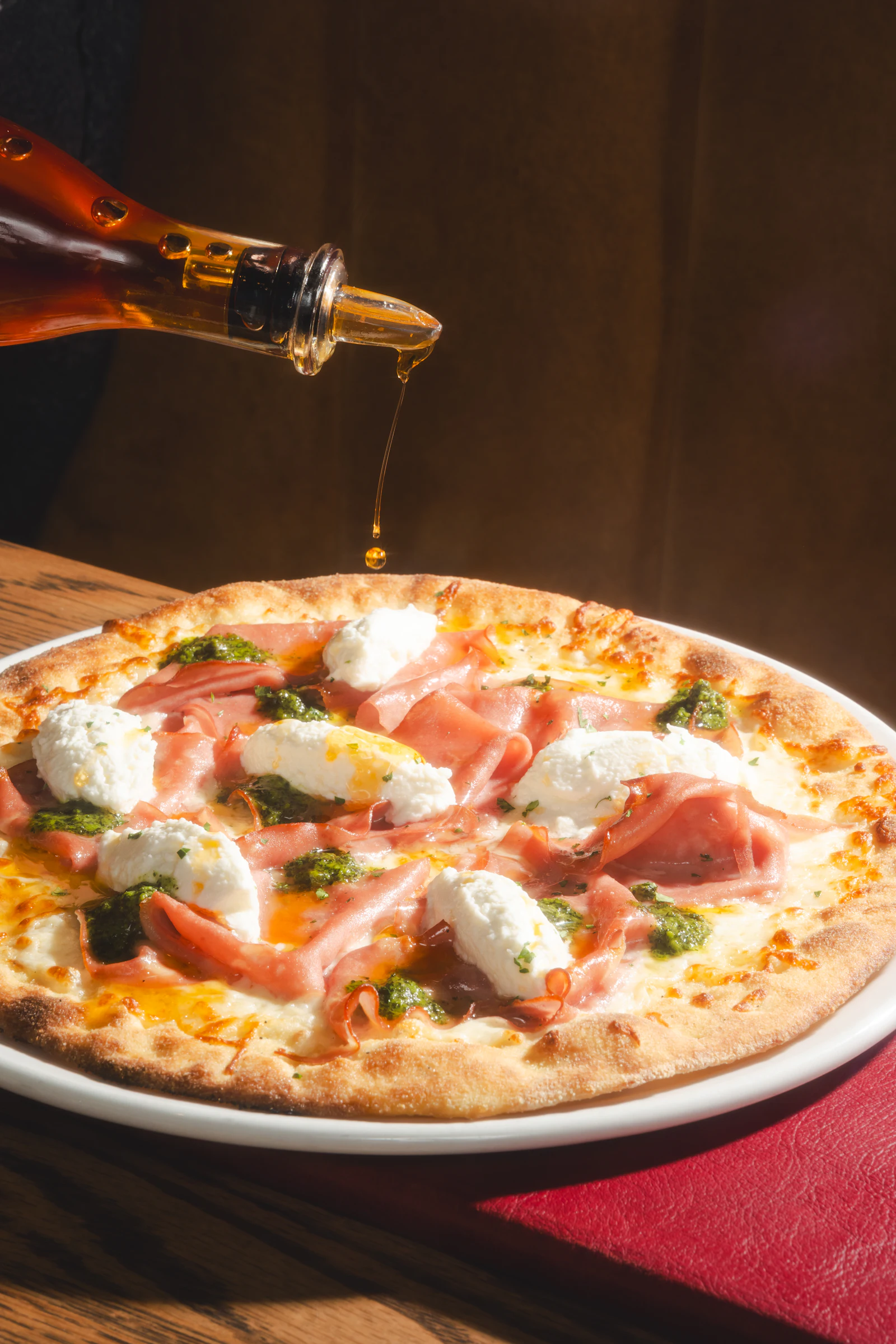 Pizza arrosée d’huile d’olive